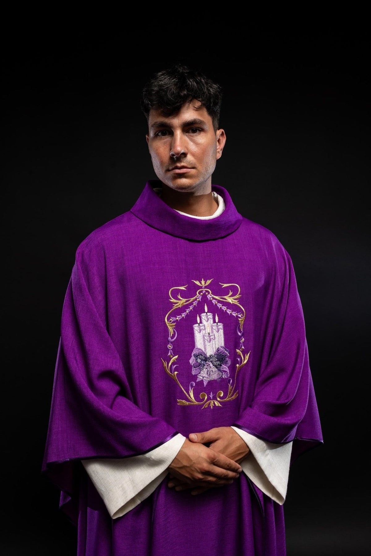 Casula de Advento com bordado de velas roxa, vista frontal usada, com quatro velas bordadas