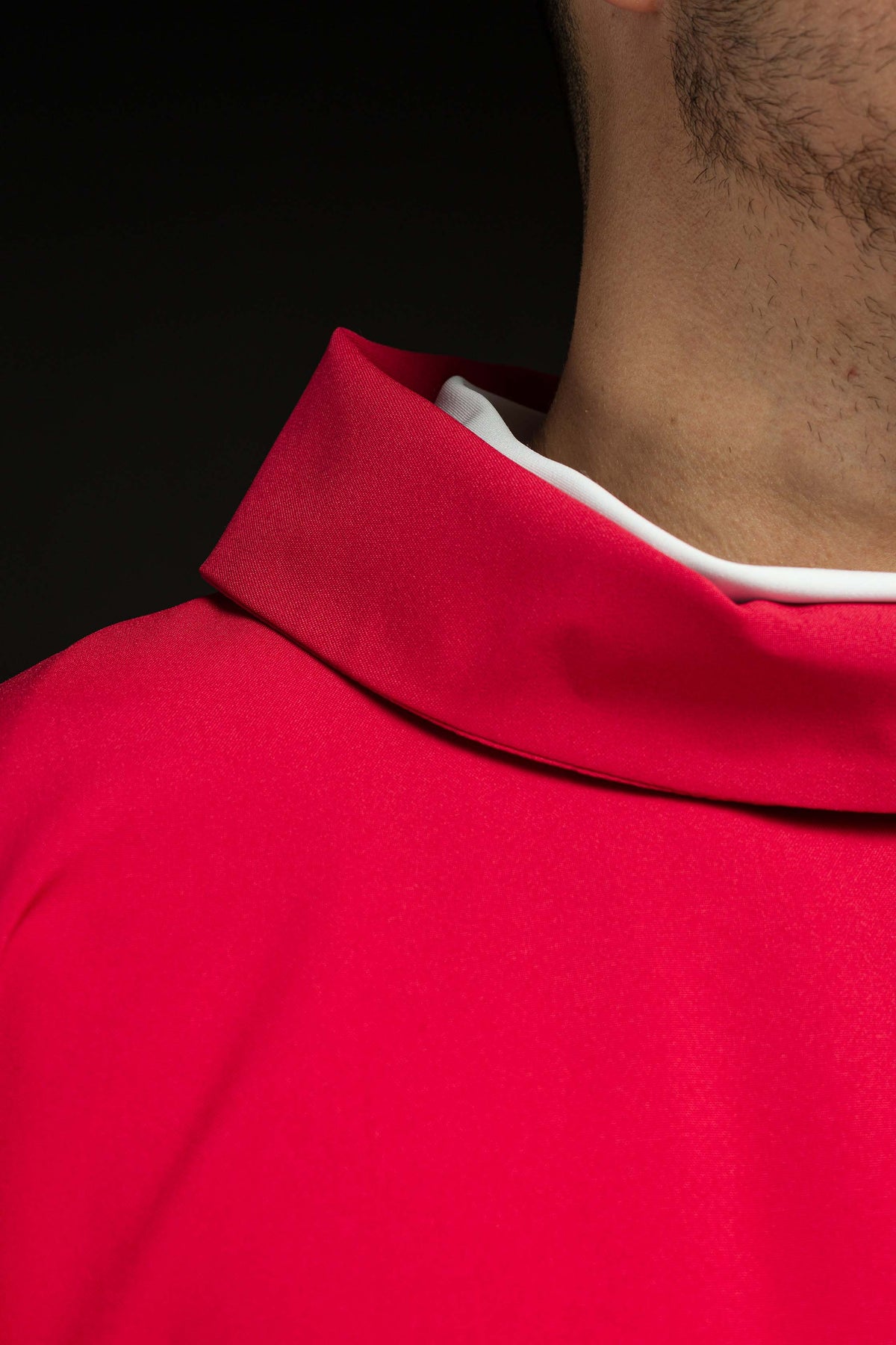 Casula vermelha com detalhe da gola alta e tecido vermelho