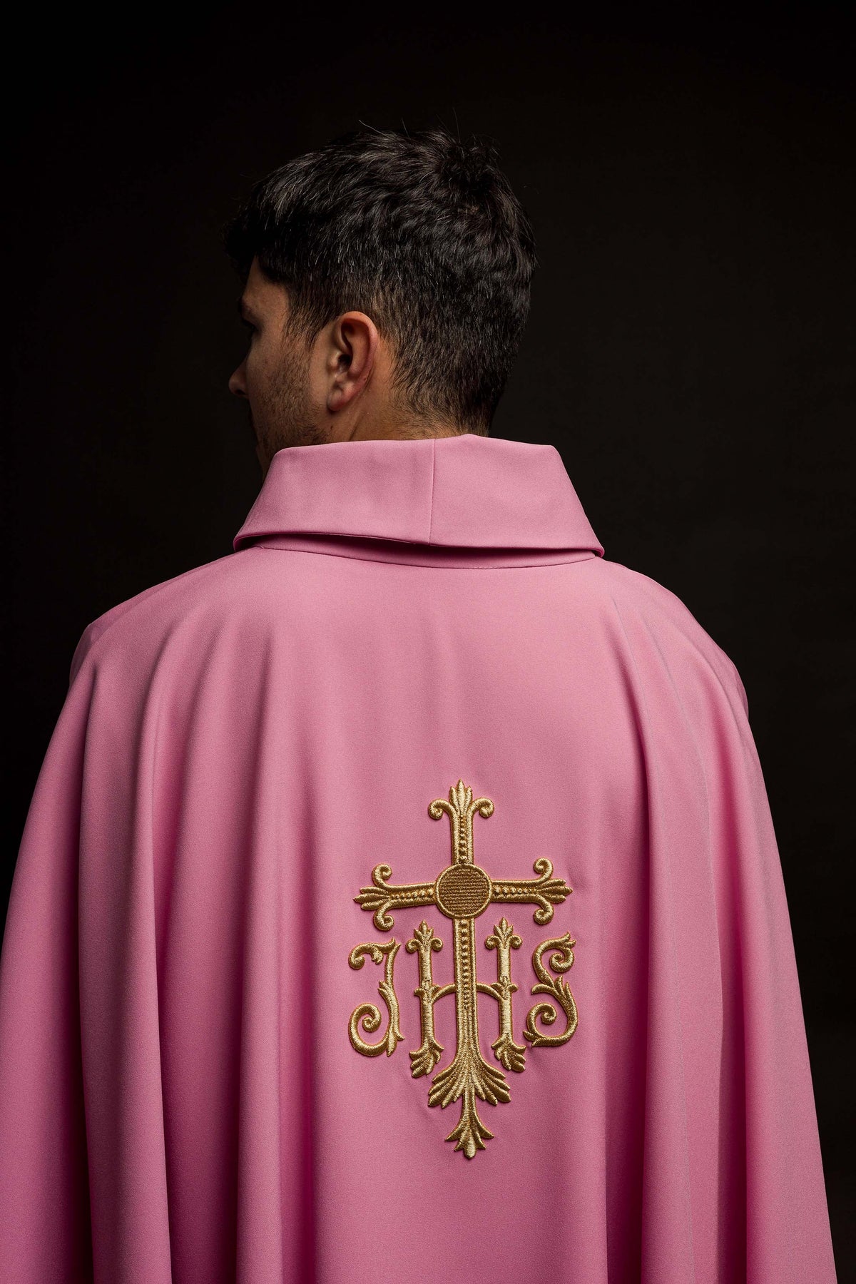Casula rosa IHS vista de trás, com bordado dourado em relevo