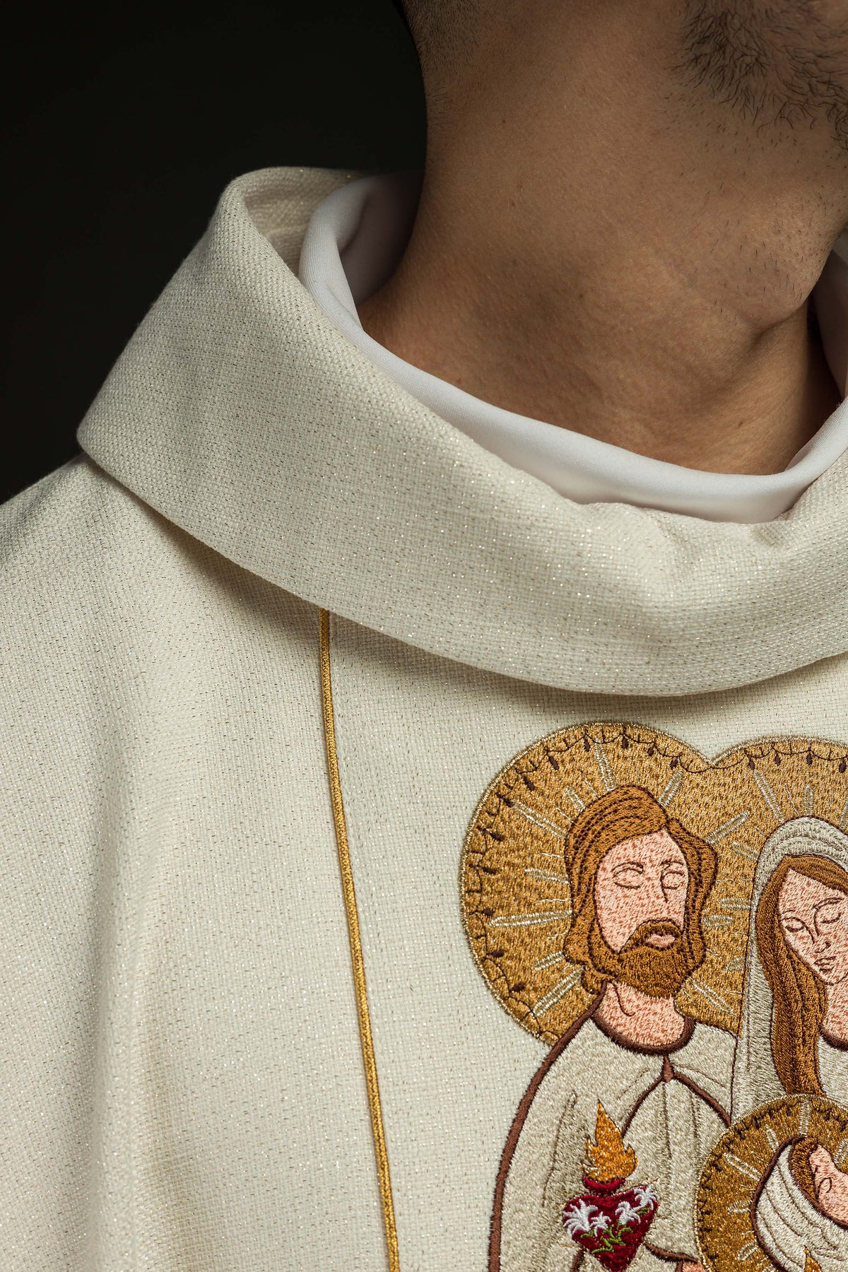 Casula bordada, close-up da gola, tecido marfim e imagem da Sagrada Família