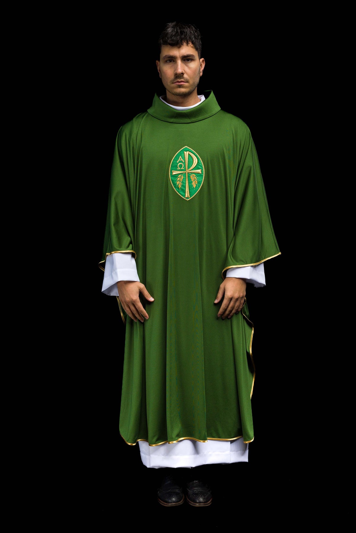 Casula verde Sacrolite vista frontal inteira, com bordado dourado e barra contornada