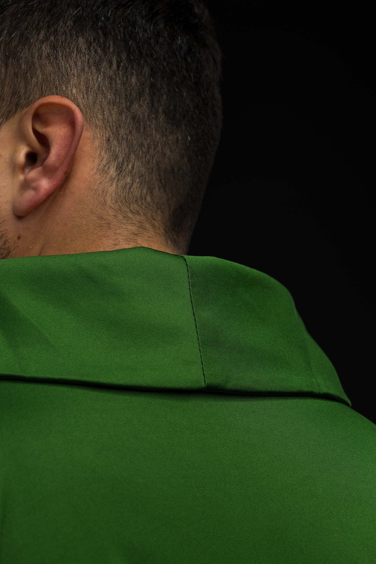 Casula verde, detalhe posterior da gola e costura central