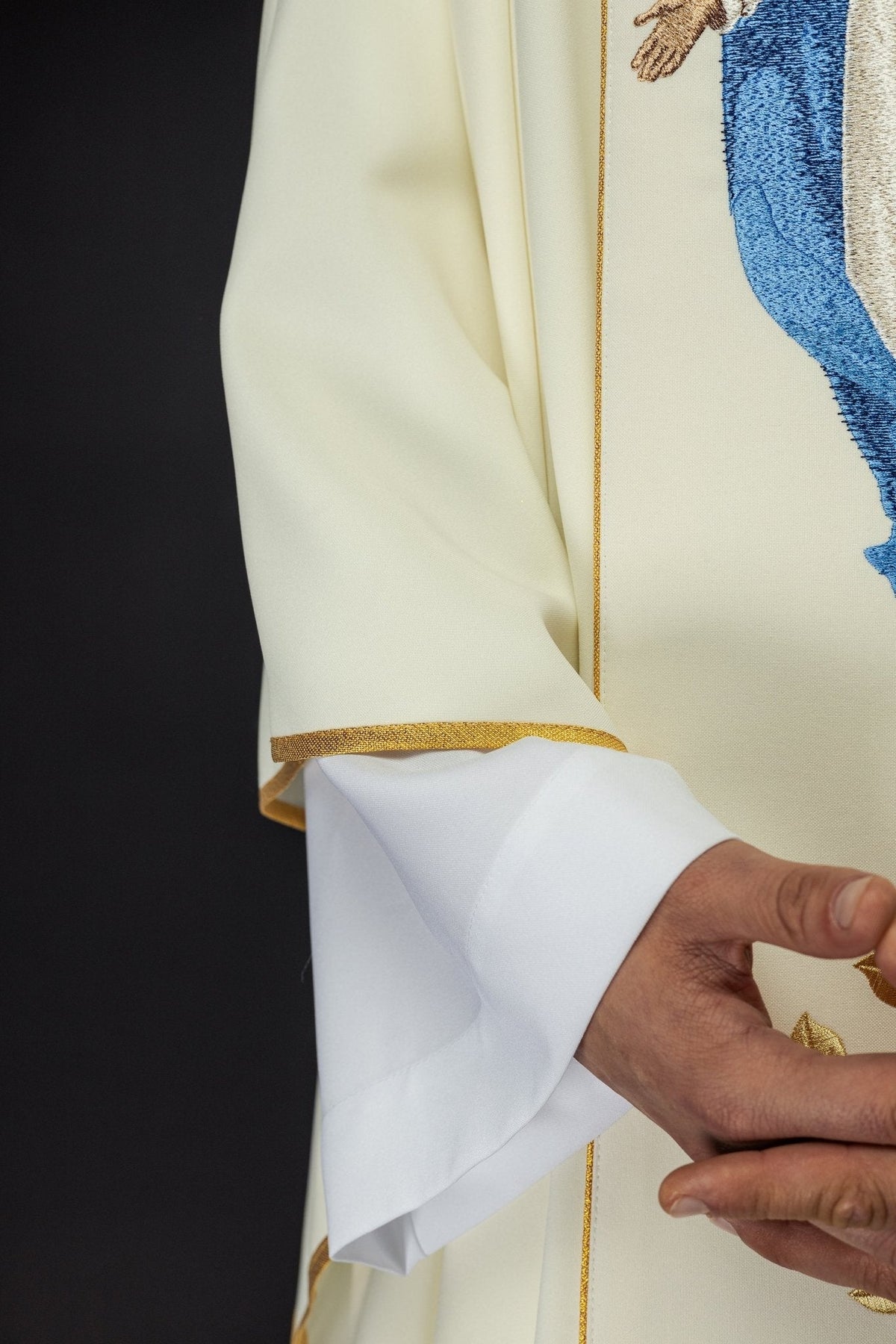 Casula bordada, detalhe da manga marfim com acabamento dourado