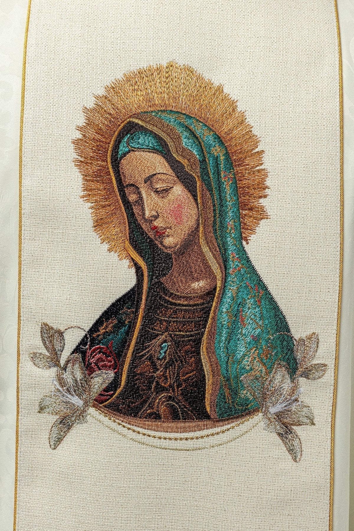 Casula com imagem de Nossa Senhora de Guadalupe em close, destacando o bordado colorido