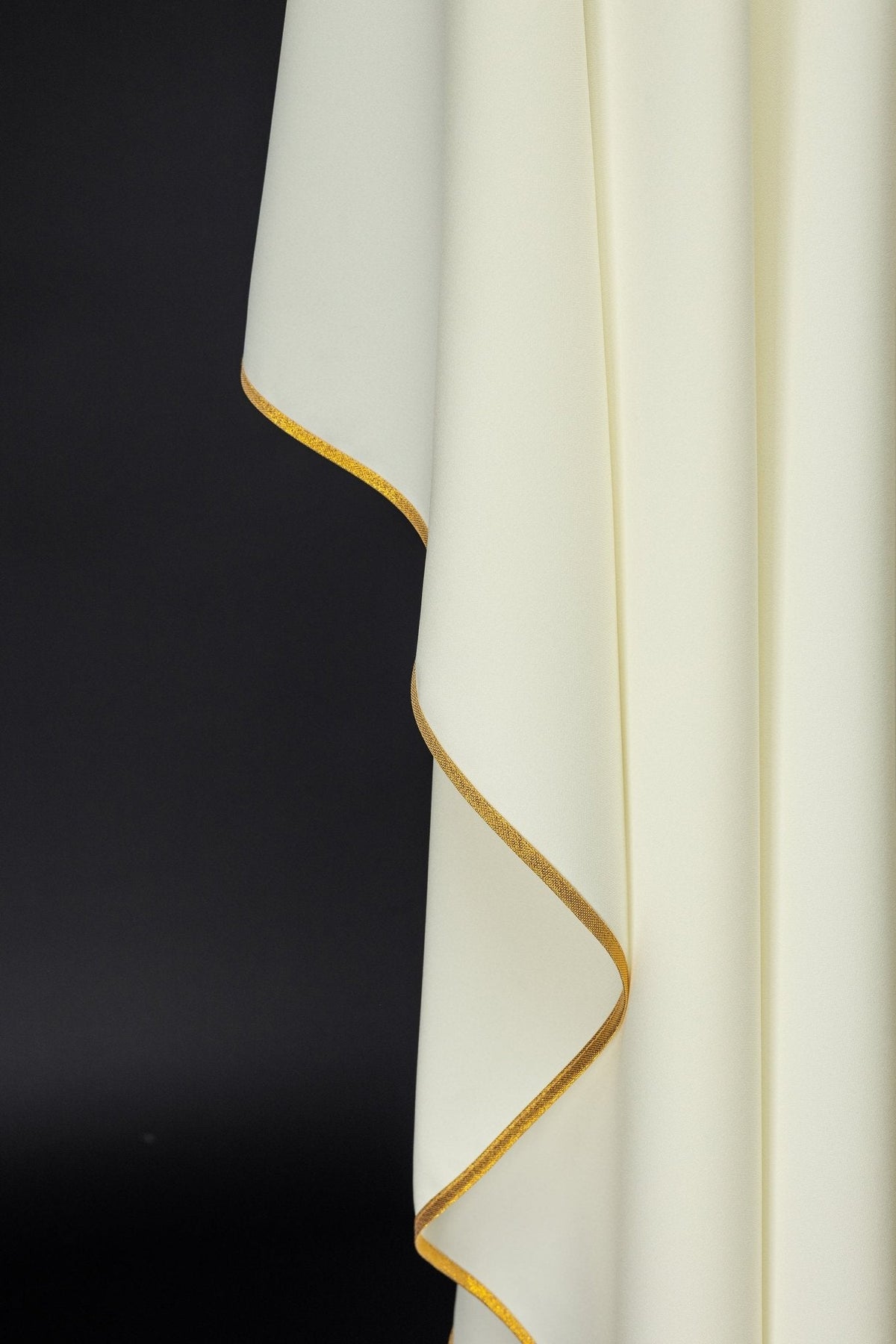 Casula marfim, detalhe posterior com arabescos dourados bordados