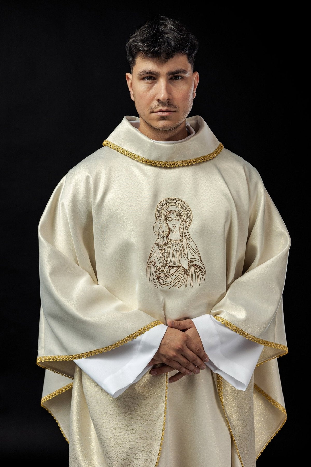 Casula bordada com imagem de Nossa Senhora da Candelária, vista frontal em tom marfim com bordas douradas