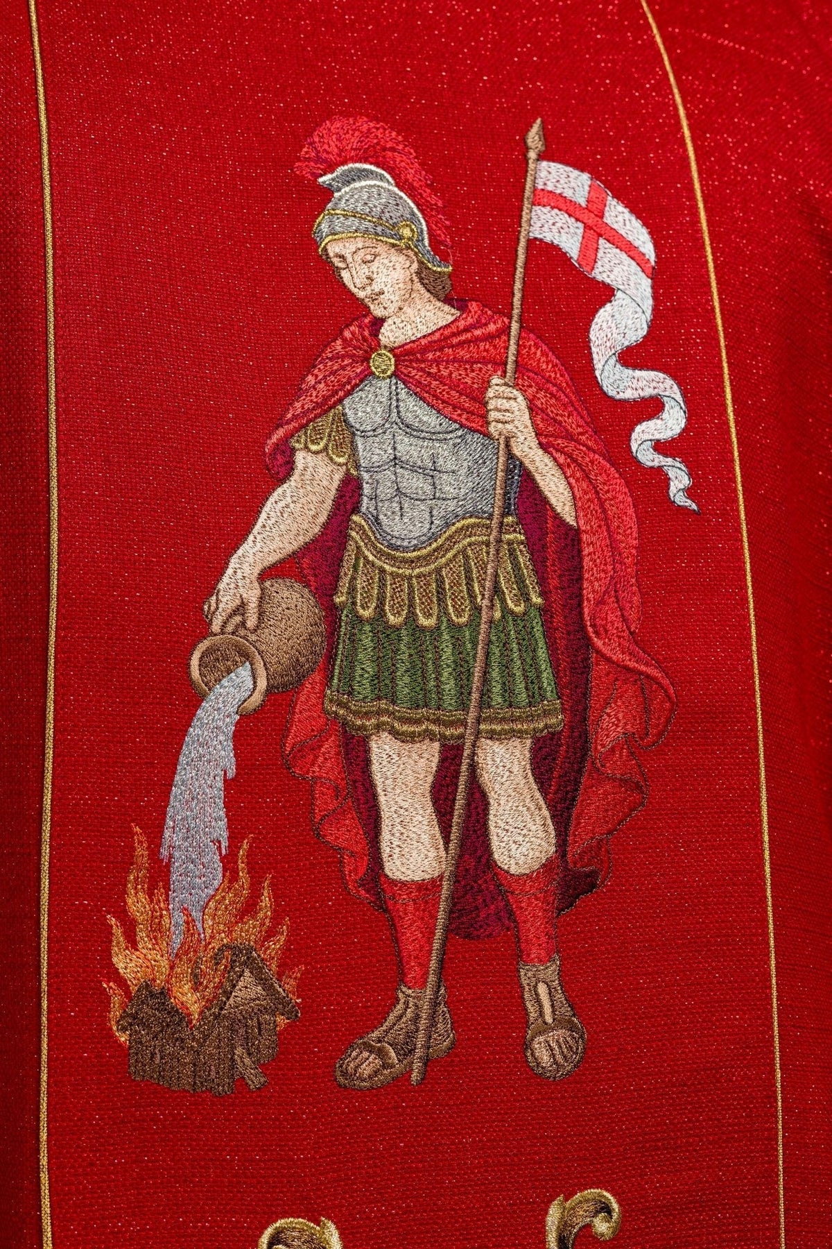 Casula vermelha com imagem bordada de São Floriano e detalhes dourados