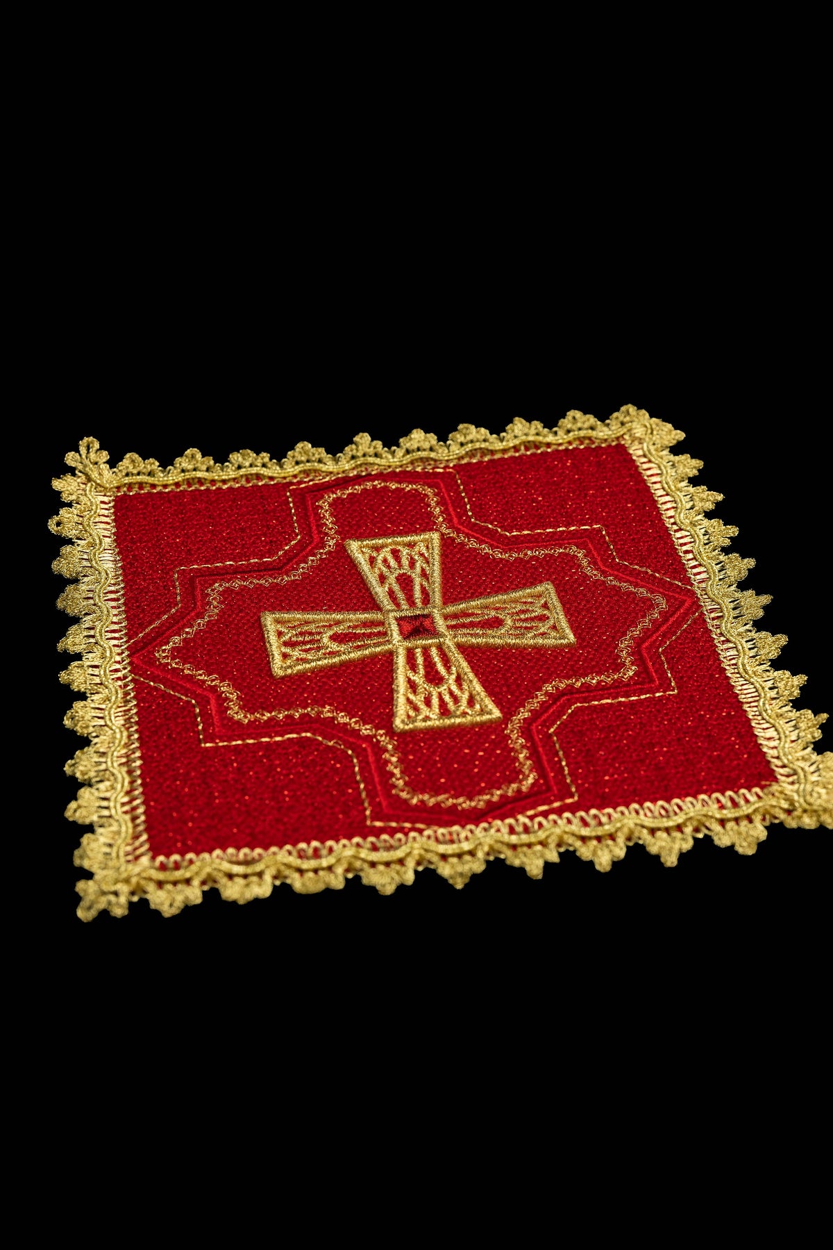 Pala de cálice vermelha com cruz bordada e acabamento dourado