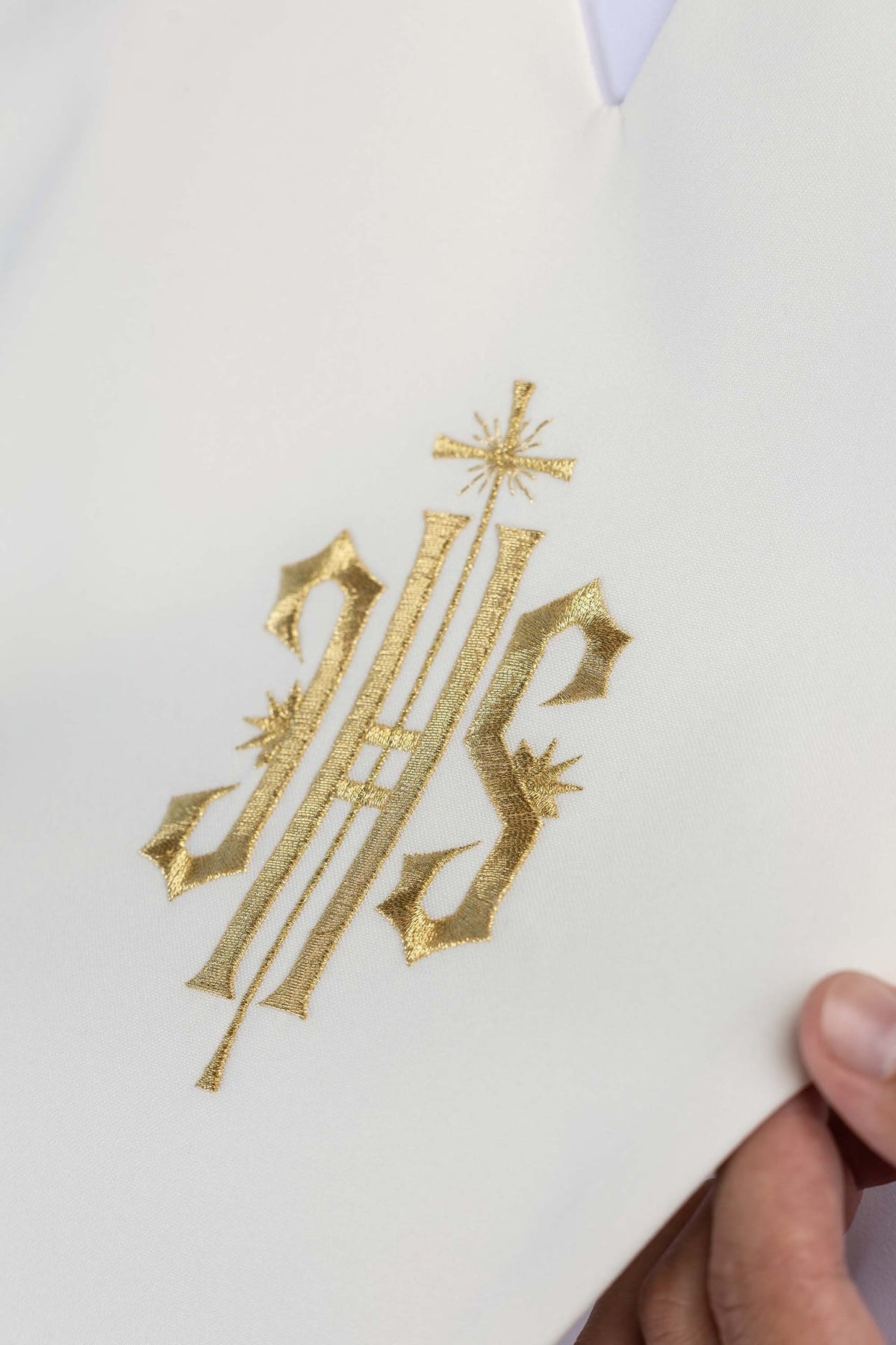 Pálio de leitor com bordado IHS dourado em close-up