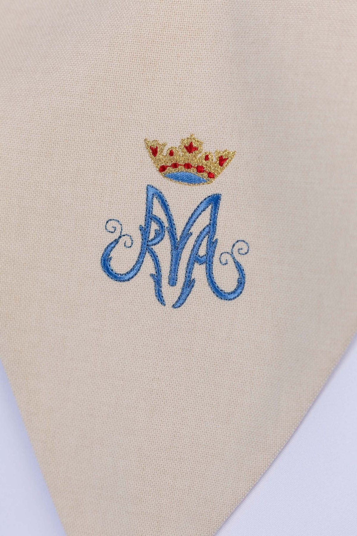 Pálio de leitor marfim ecru, close-up do bordado mariano com coroa