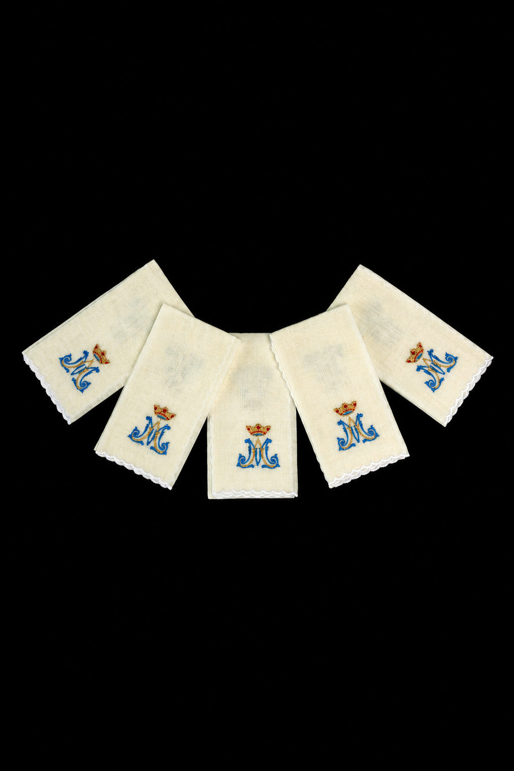 Conjunto com 5 sanguíneos de linho com bordado mariano, em marfim ecru, com coroas e monograma azul e dourado