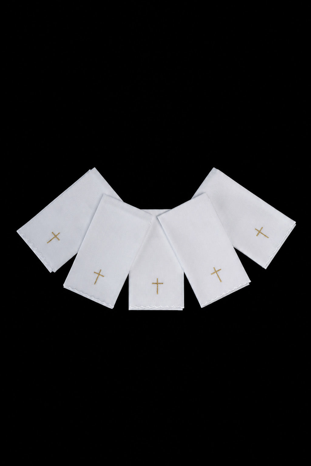 Conjunto com 5 sanguíneos de algodão com cruz bordada em dourado, vista frontal