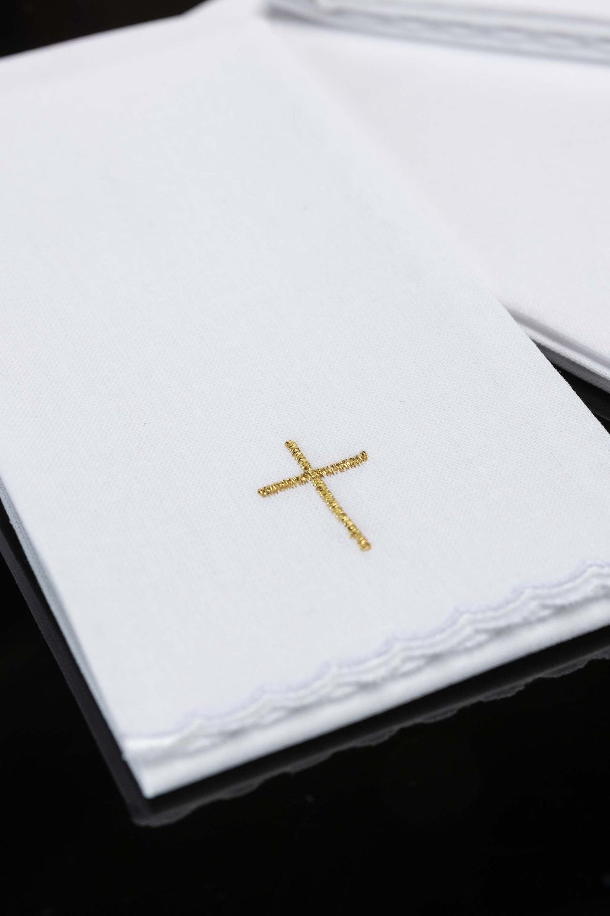 Sanguíneo branco de algodão com close-up da cruz bordada em dourado e acabamento na borda