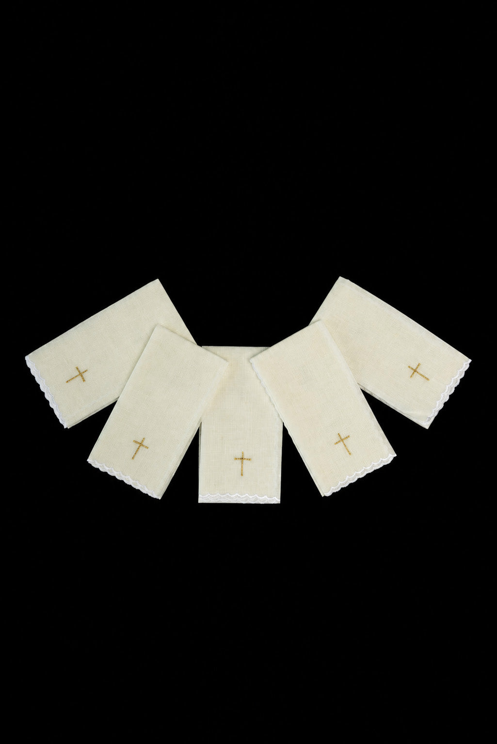 Conjunto com 5 sanguíneos de linho com cruz bordada em dourado, vista aberta