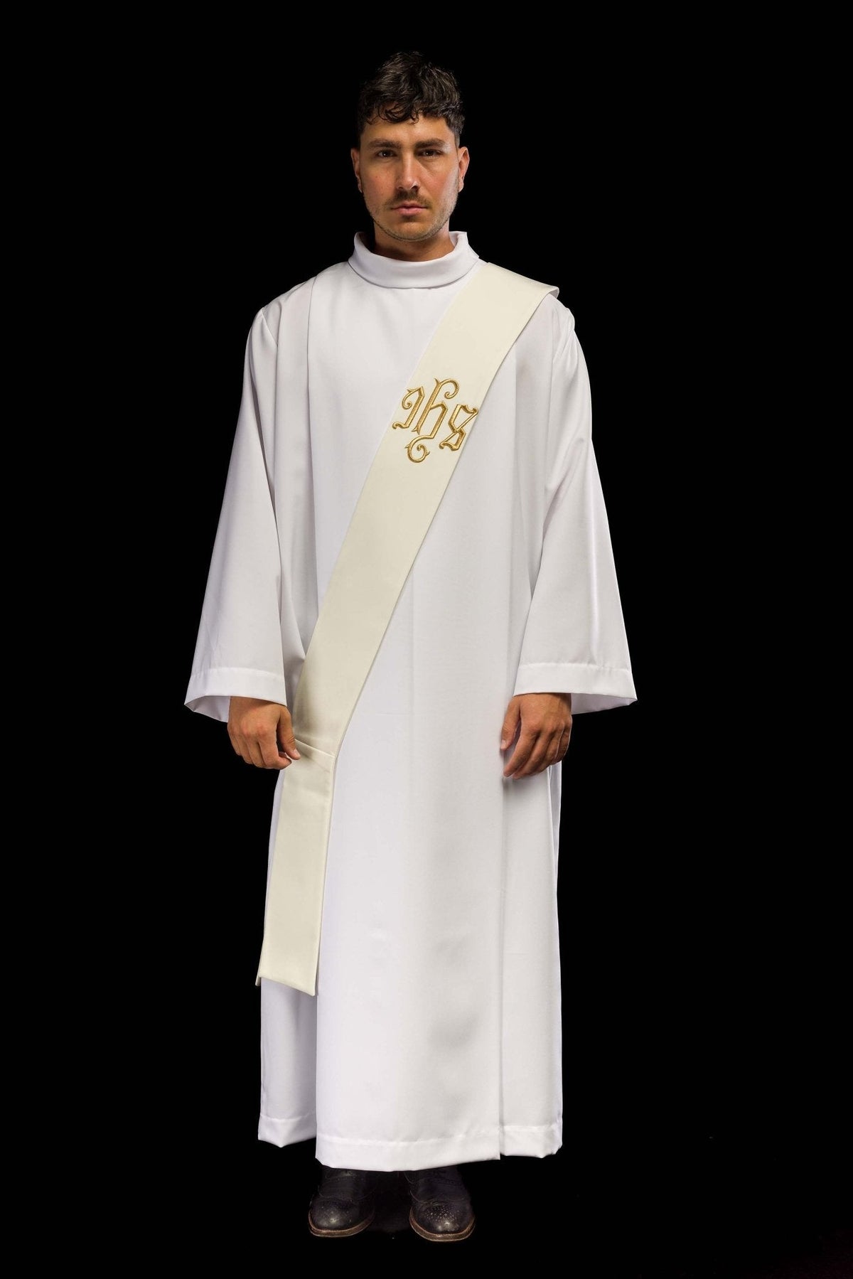 Estola diaconal IHS marfim, vista frontal usada, com bordado dourado IHS