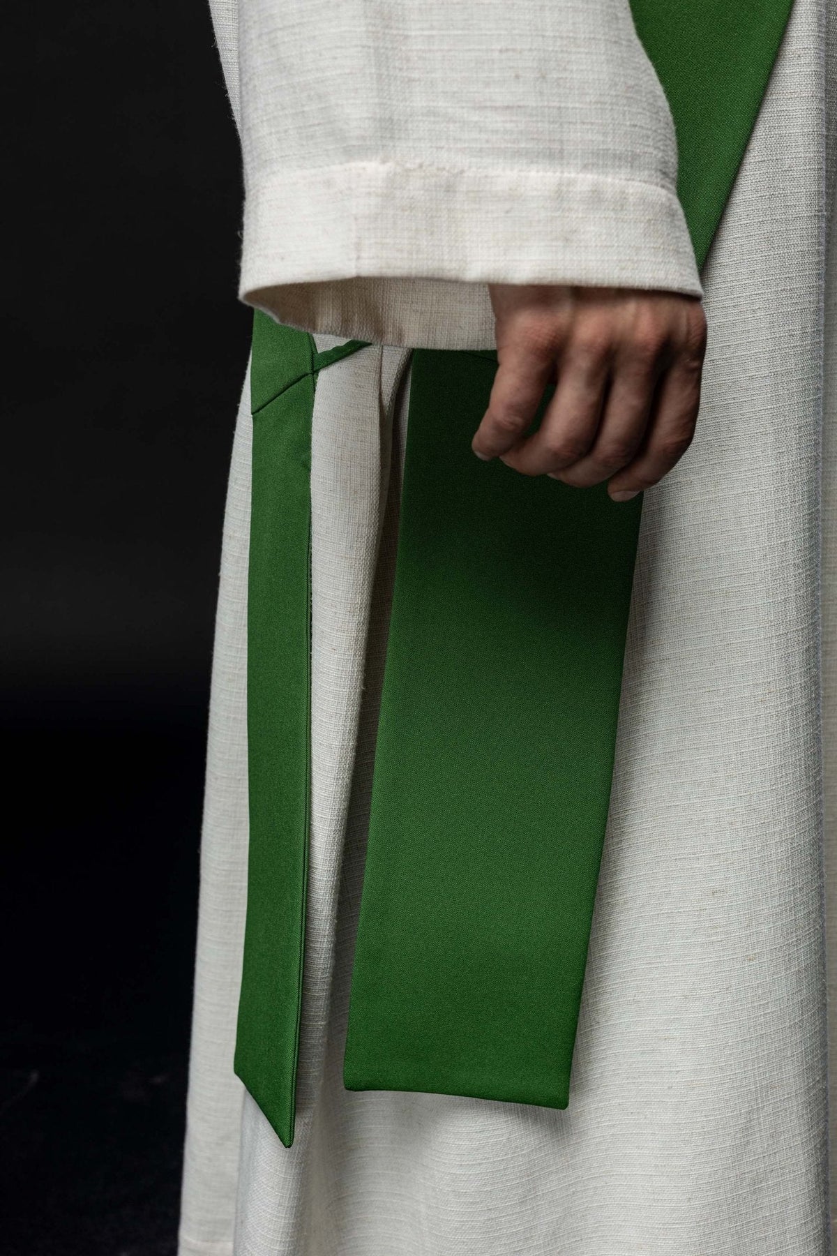 Estola diaconal verde, detalhe das pontas e acabamento frontal