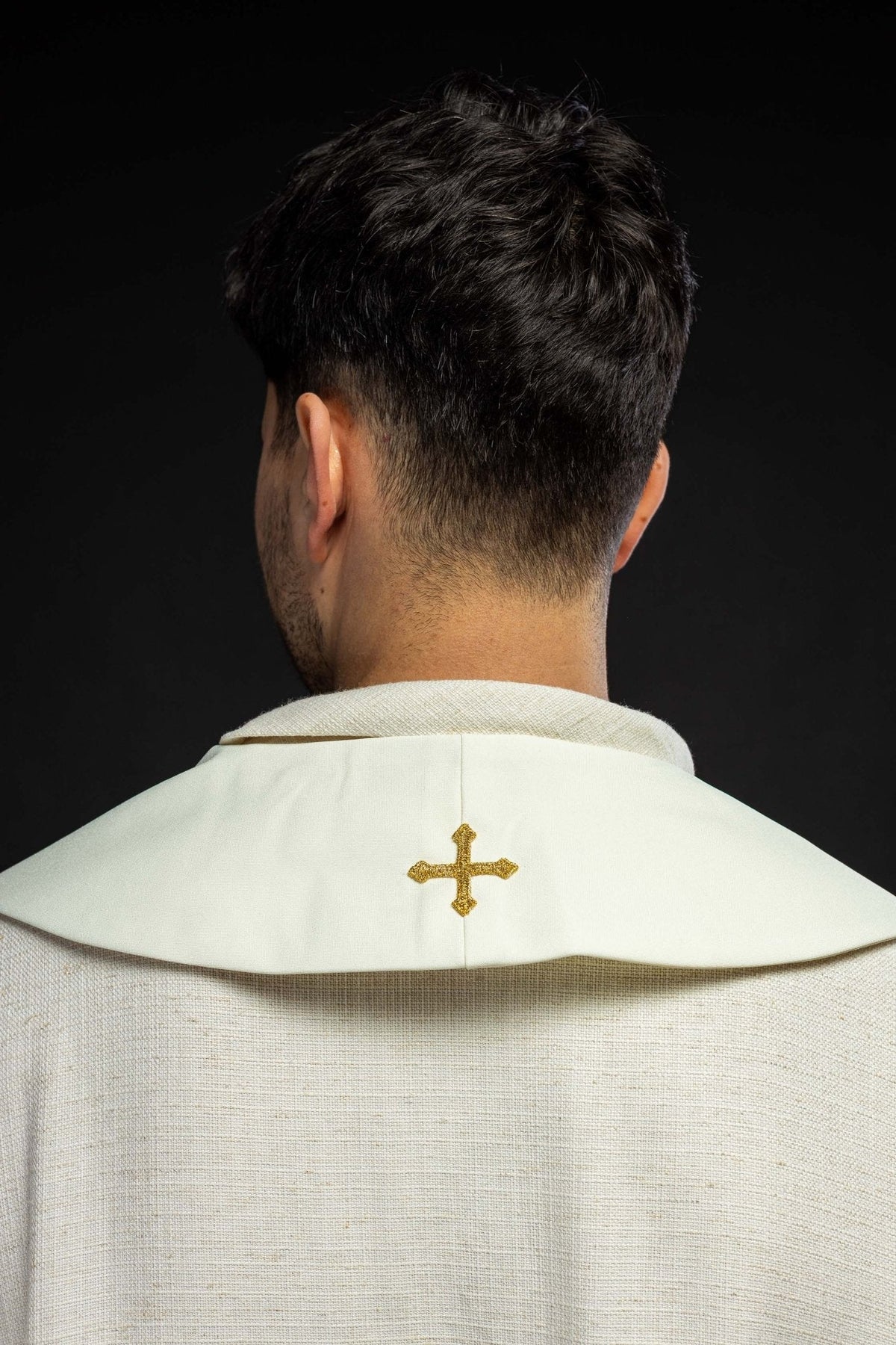 Estola sacerdotal creme vista por trás, com pequena cruz dourada na gola