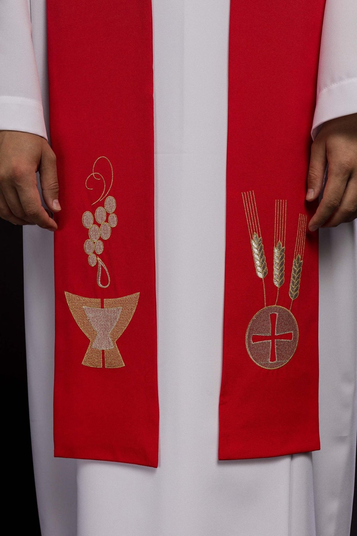 Estola sacerdotal vermelha com bordado de uvas, cálice e espigas em close-up frontal