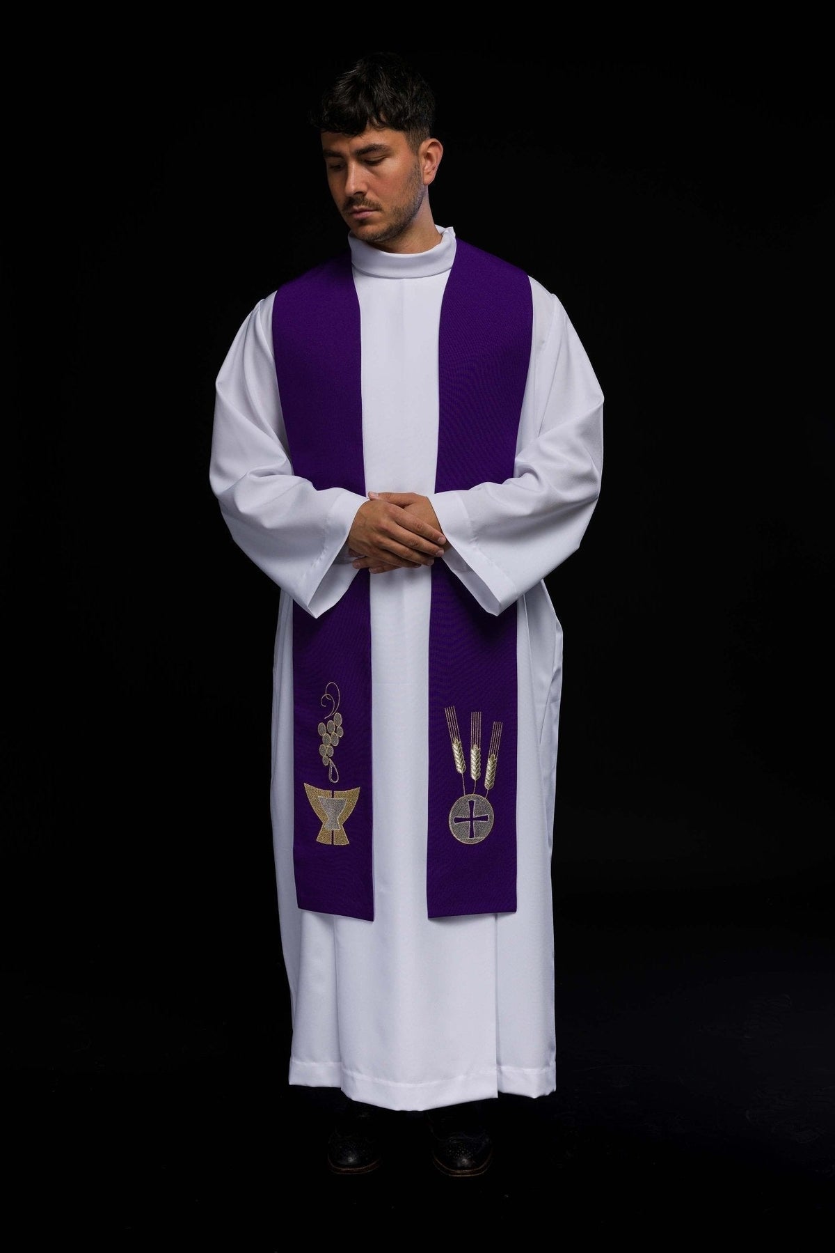 Estola sacerdotal roxa bordada vista de frente, usada sobre a alva