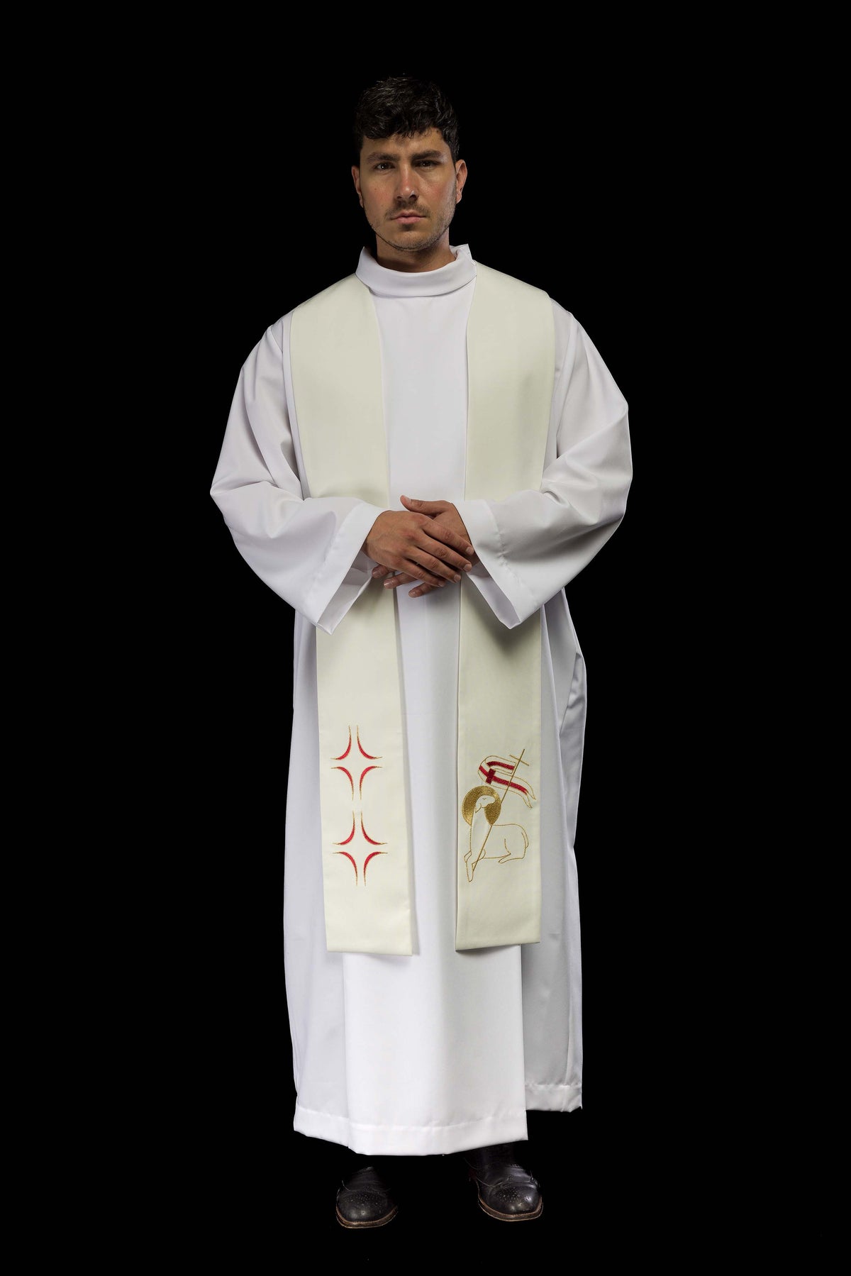 Estola sacerdotal creme com bordado de Cruz e Cordeiro usada na frente, com cruzes vermelhas e Cordeiro de Deus