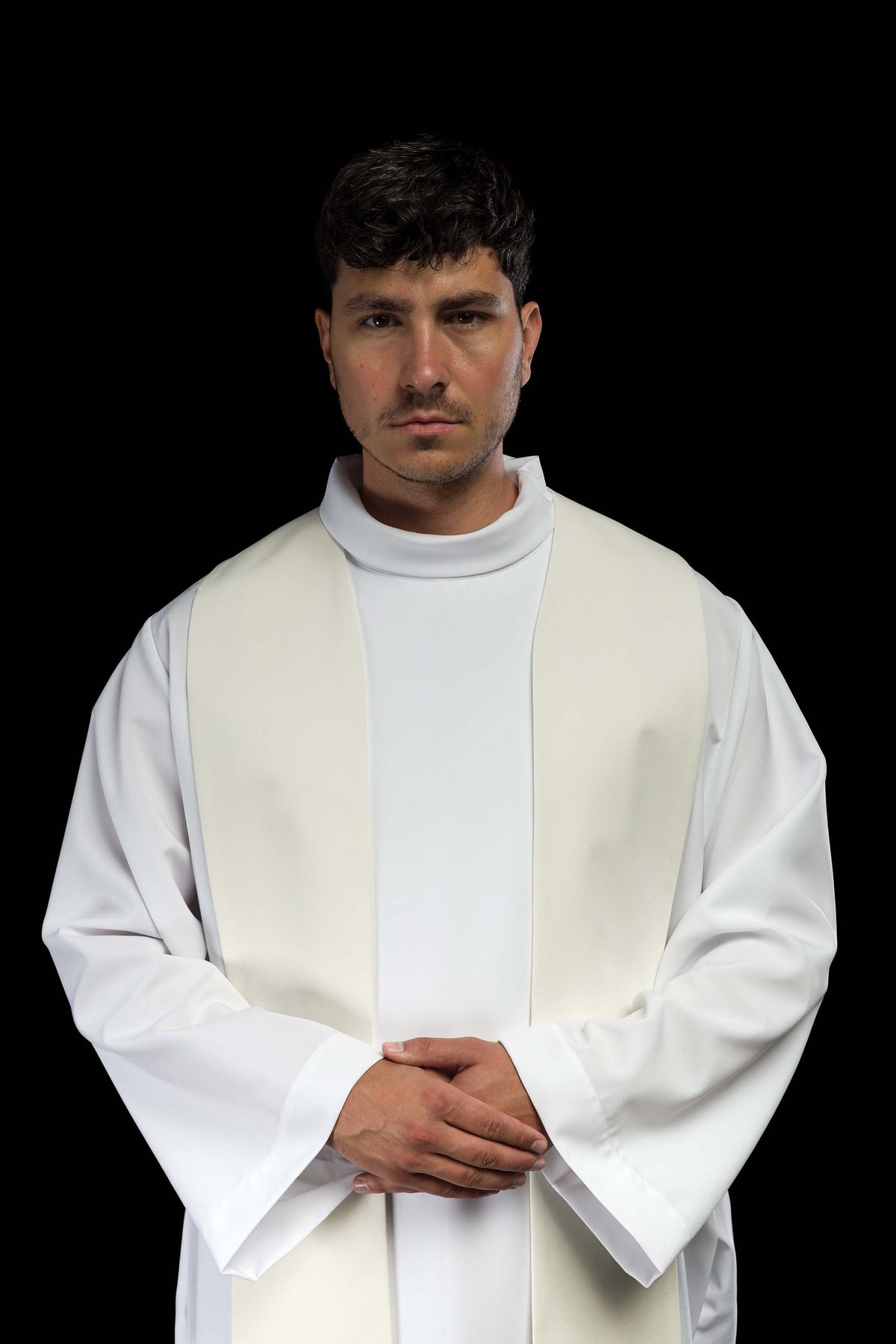 Estola sacerdotal creme usada, vista da parte superior frontal sem os bordados inferiores visíveis