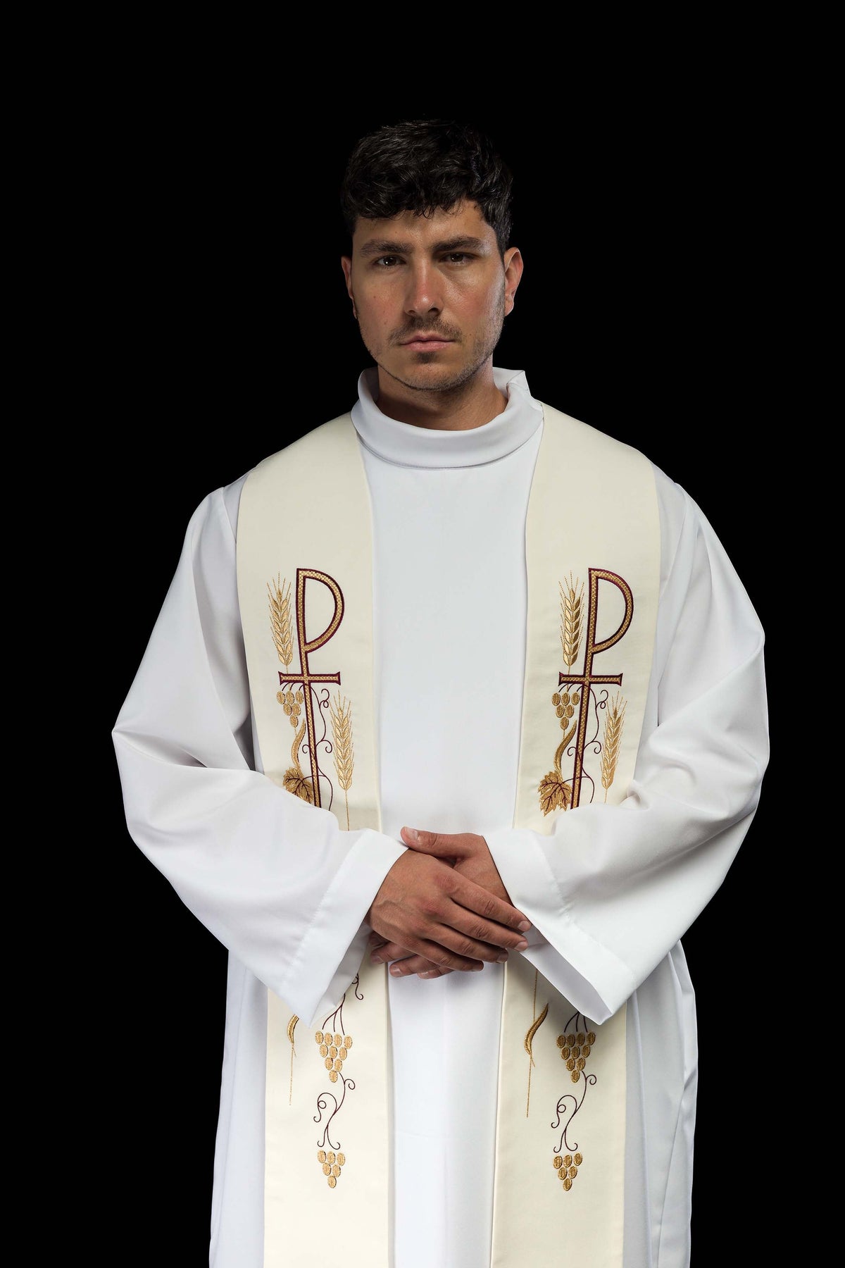 Estola sacerdotal creme usada em close frontal, com bordados dourados e vinho