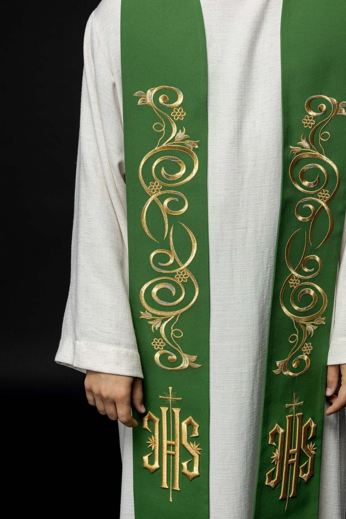 Estola sacerdotal verde vista de frente, com arabescos e monogramas IHS dourados