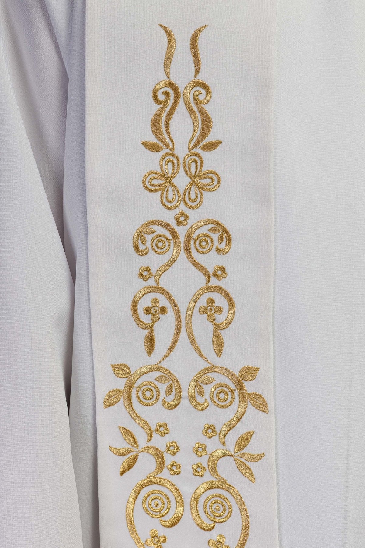 Estola sacerdotal branca com detalhe de bordado dourado floral