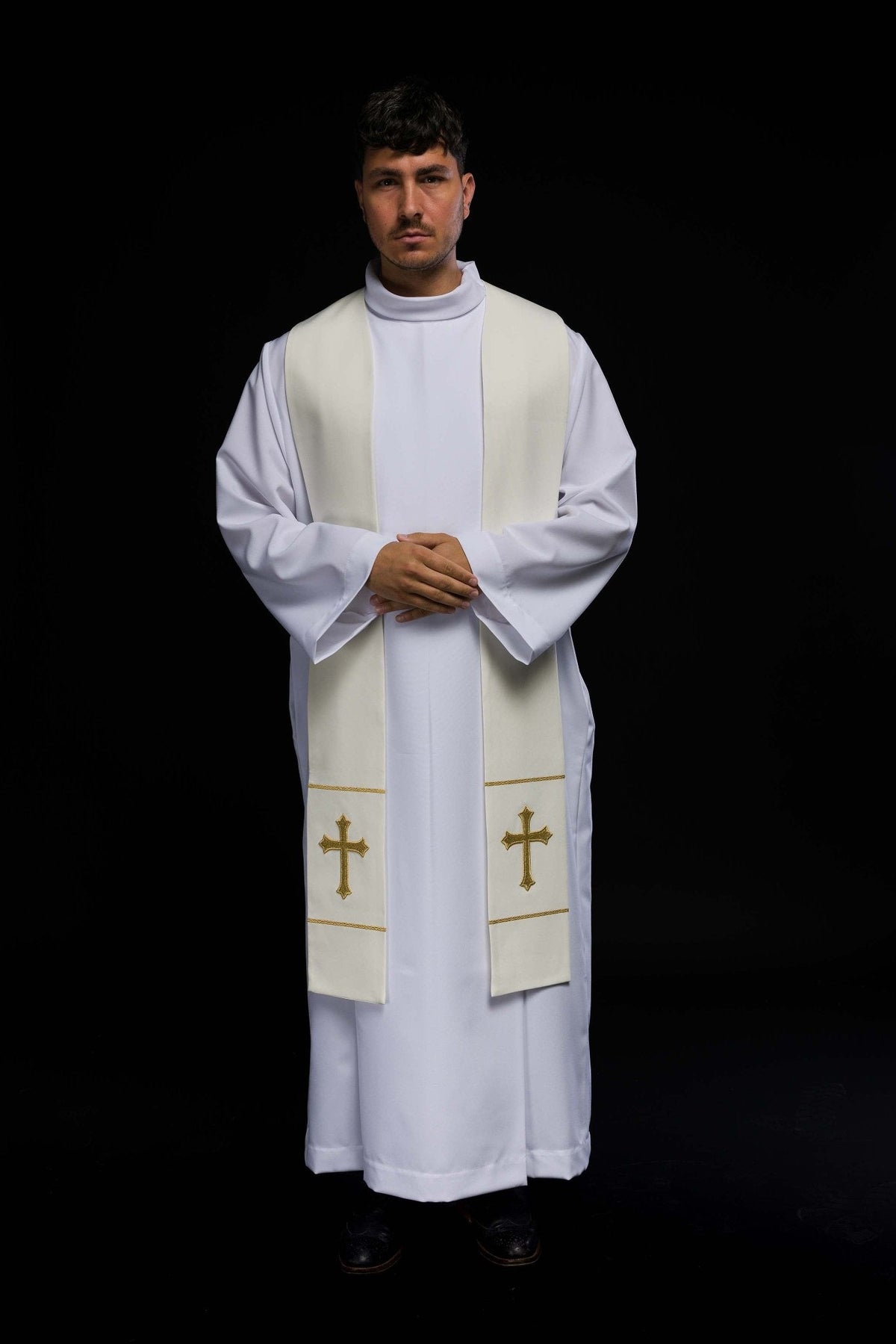 Estola sacerdotal bordada com cruz creme, vista frontal usada, com cruzes douradas e faixas decorativas