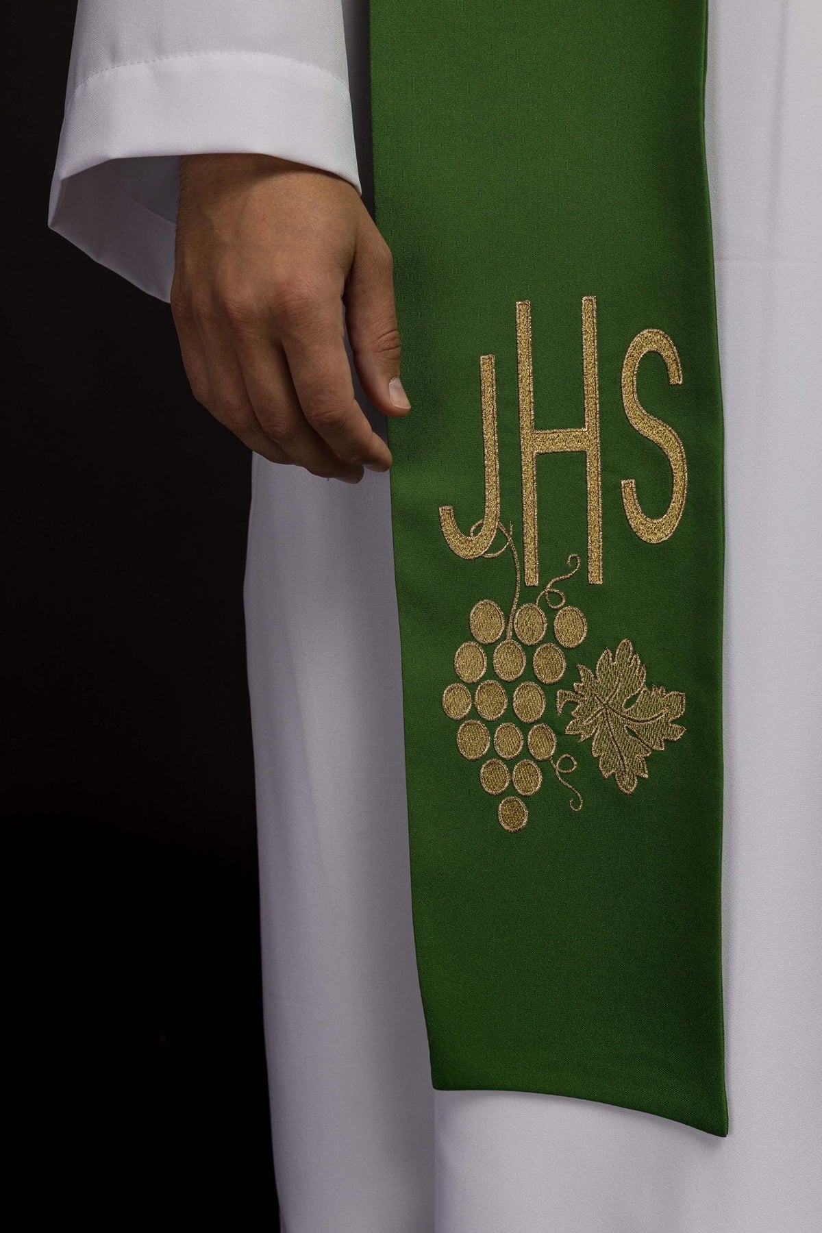 Estola sacerdotal verde com close-up do bordado IHS e cacho de uvas dourado