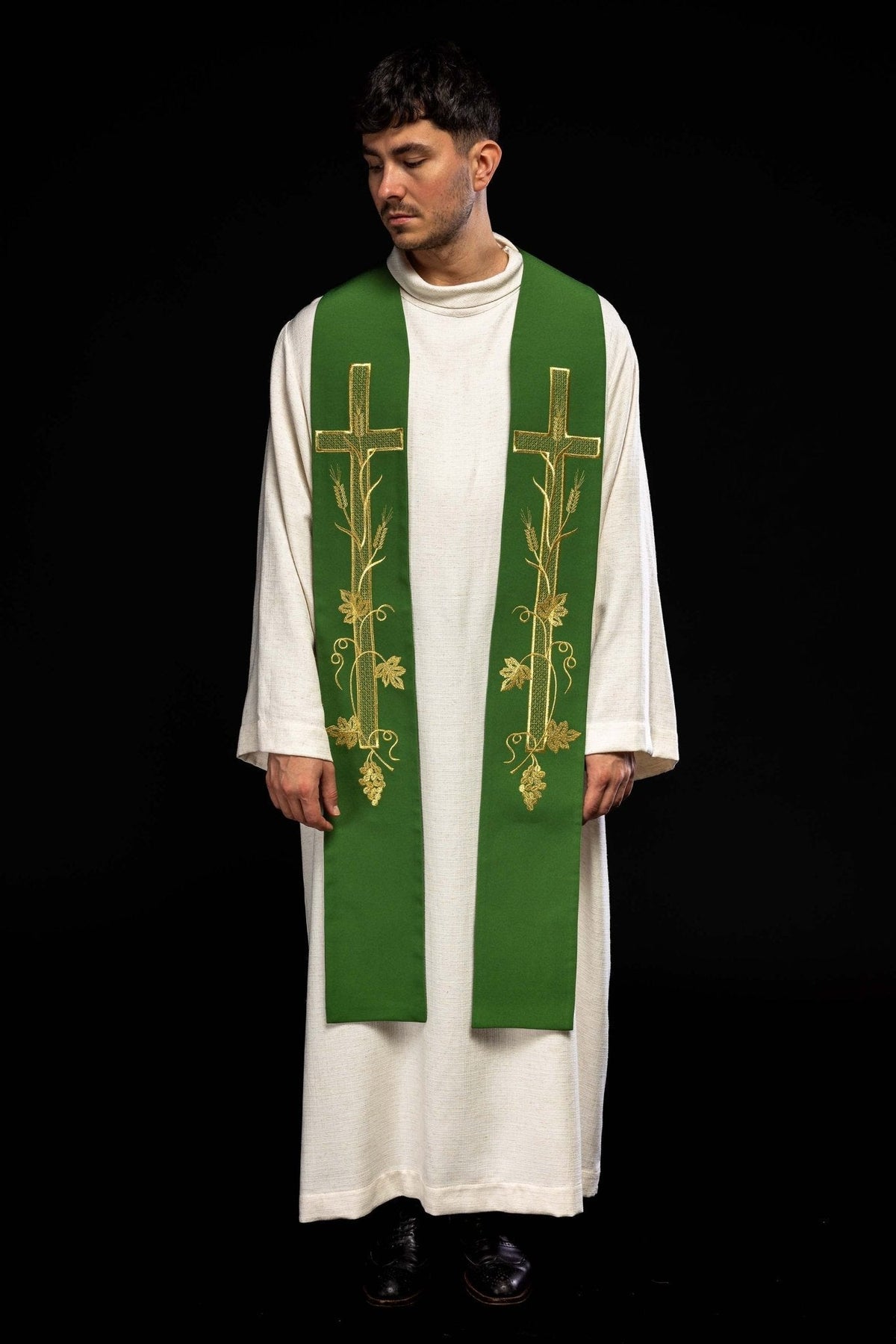 Estola sacerdotal verde bordada Cruz, vista frontal usada, com cruzes e ramos dourados bordados
