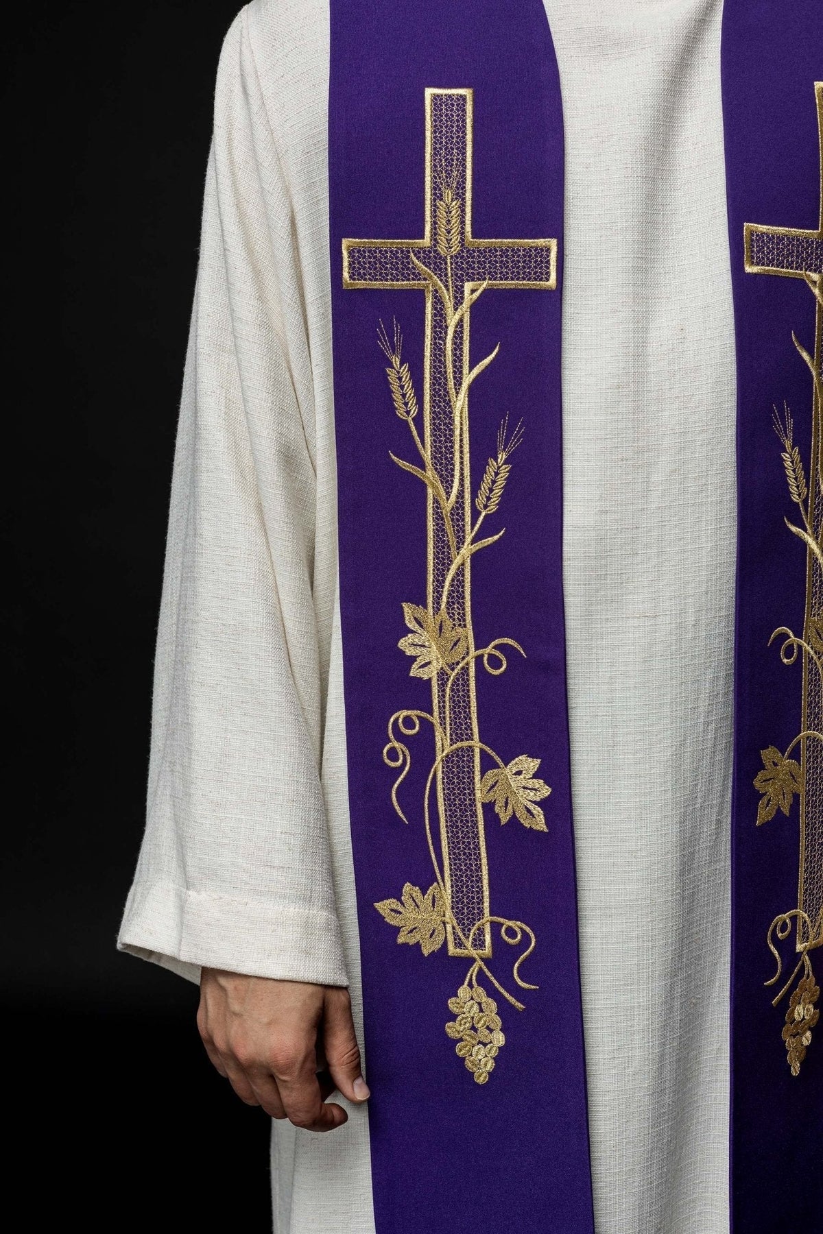 Estola sacerdotal roxa em close-up, com Cruz, trigo, folhas e uvas bordados