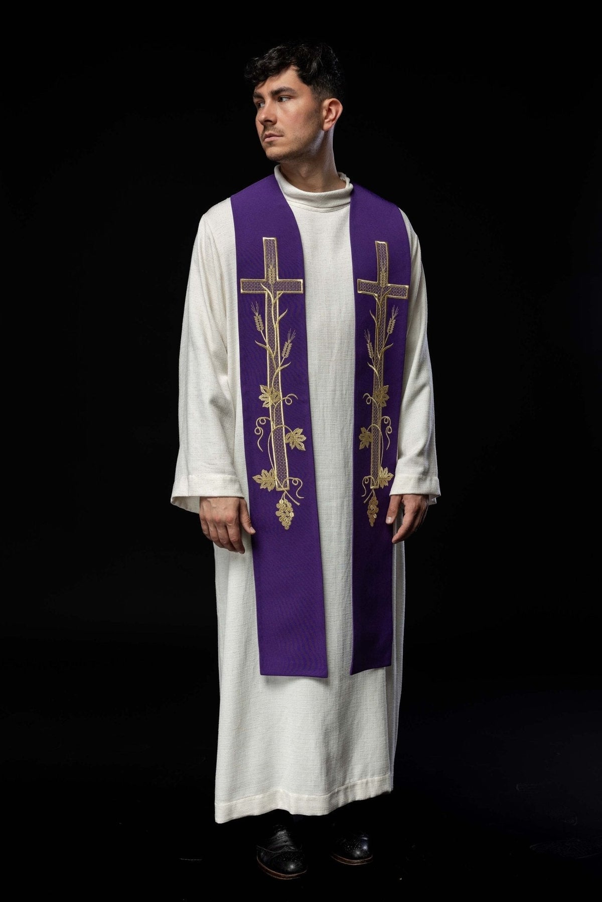 Estola sacerdotal roxa vista de frente em ângulo, com bordados dourados