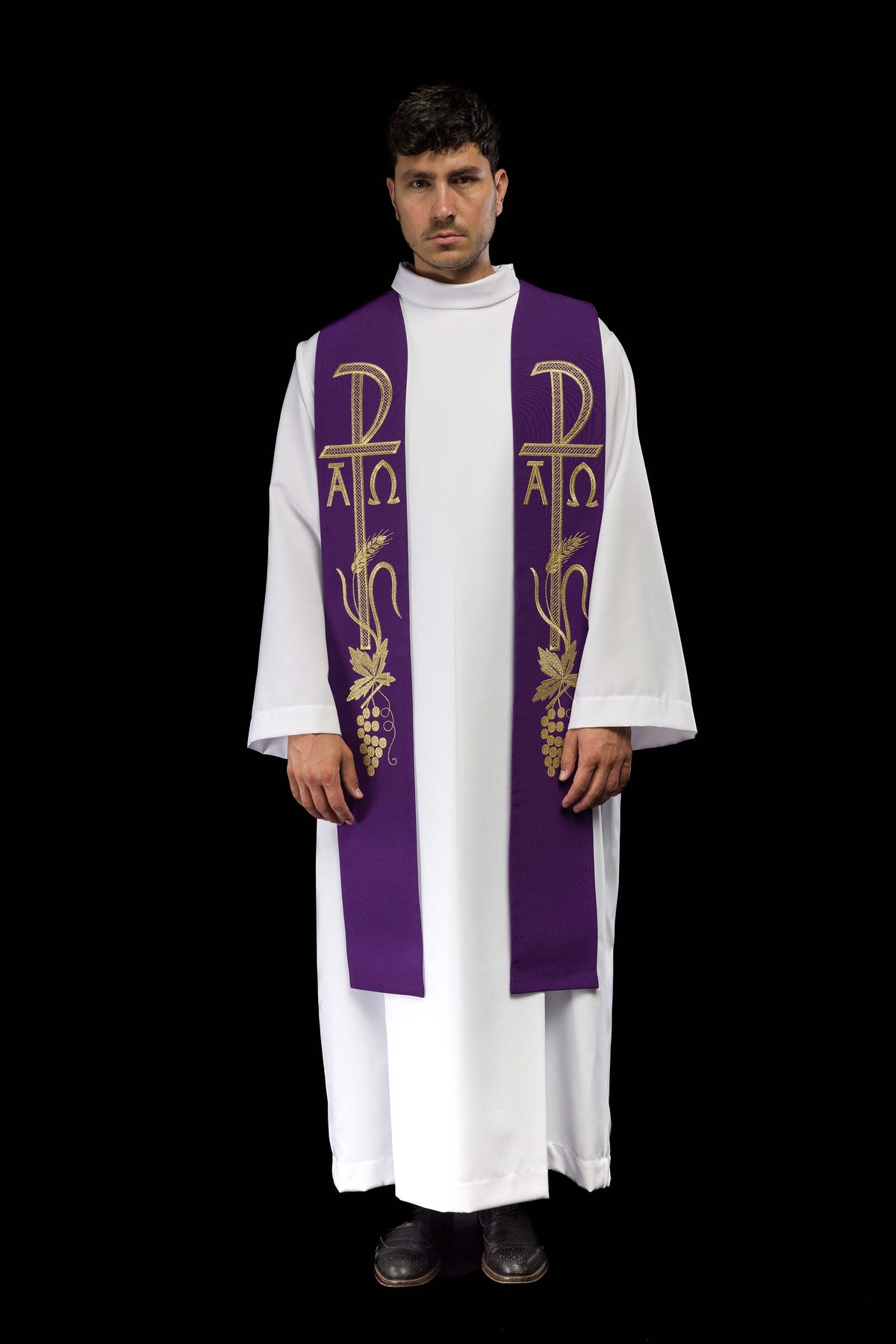 Estola sacerdotal roxa bordada Alfa e Ômega vista de frente, com cruz, trigo, folhas e uvas douradas