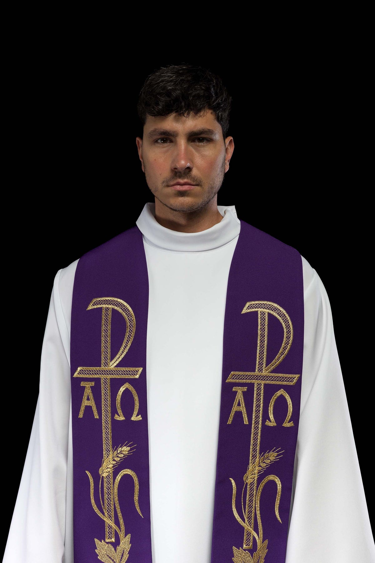 Estola sacerdotal roxa com bordado dourado Alfa e Ômega em close-up frontal