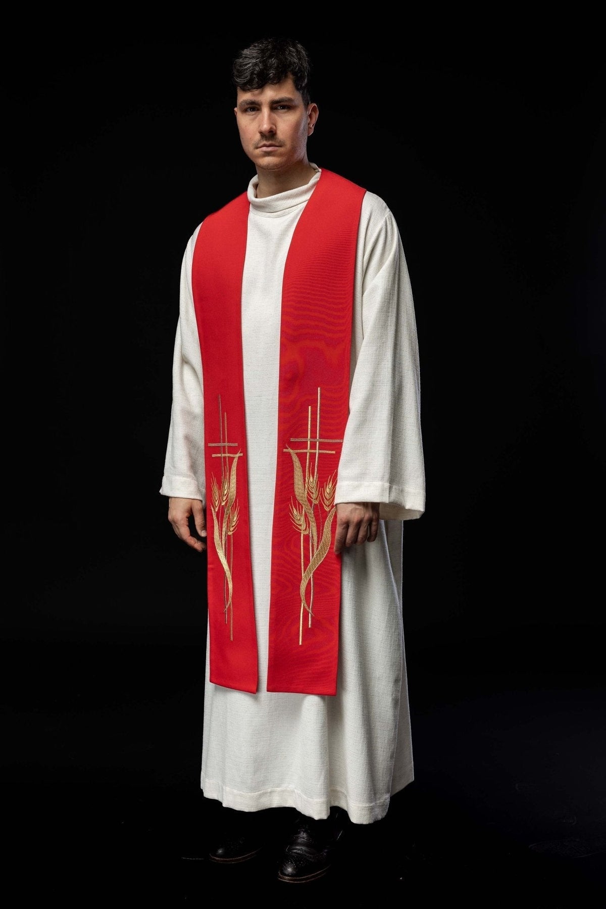 Estola sacerdotal vermelha bordada usada em vista frontal diagonal