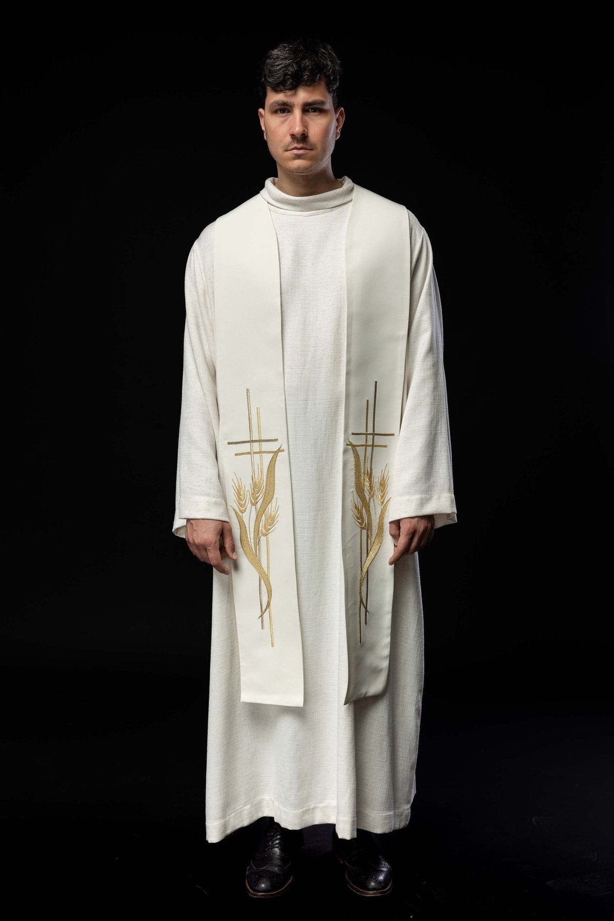 Estola sacerdotal creme com cruz bordada, vista frontal com cruzes e espigas douradas