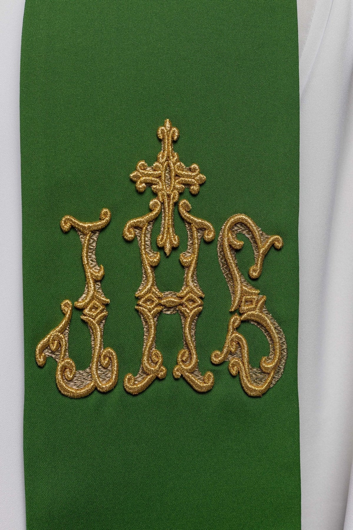 Estola sacerdotal verde em close-up, com monograma IHS e cruz dourados bordados