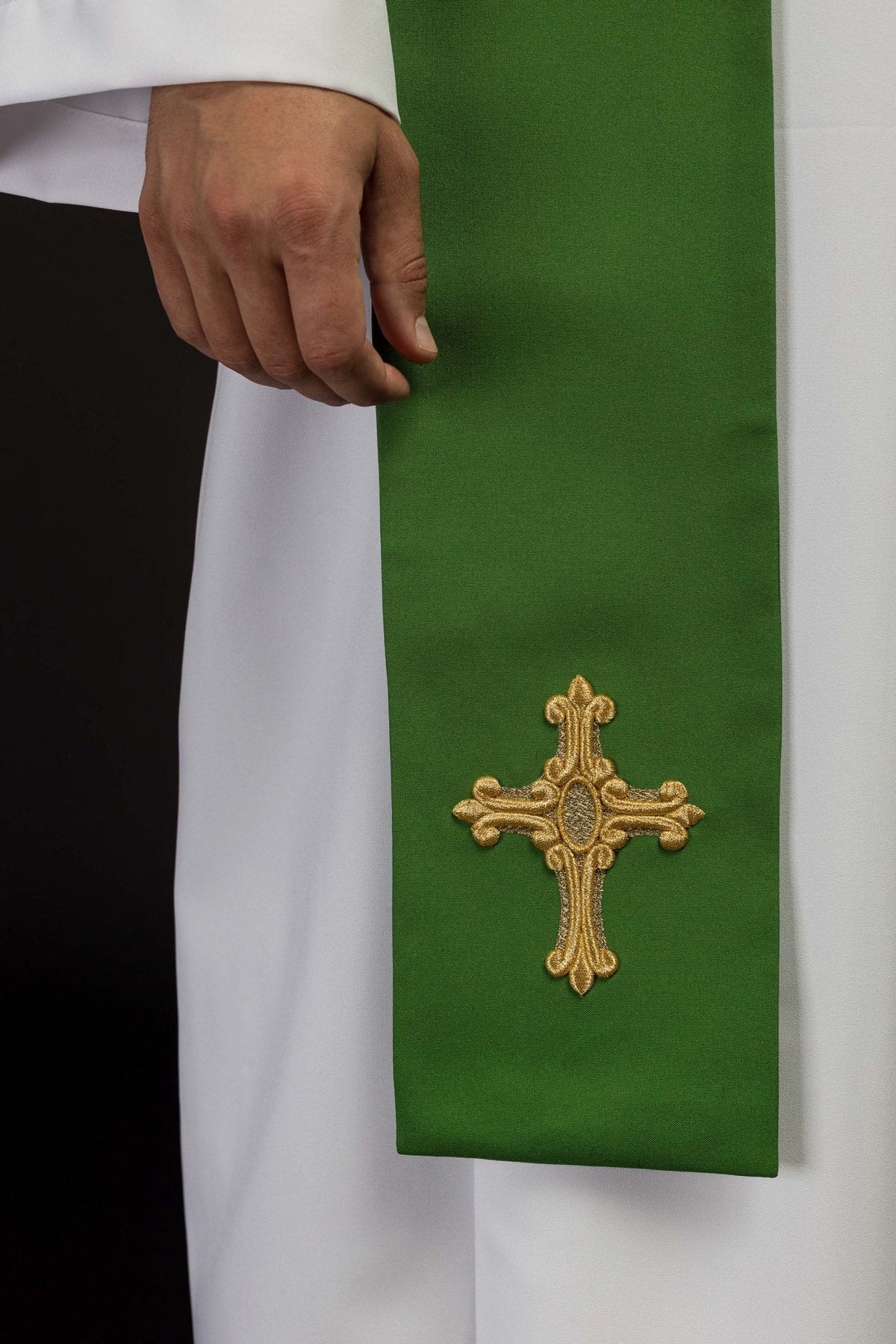 Estola sacerdotal verde em close-up frontal, com cruz dourada bordada na ponta