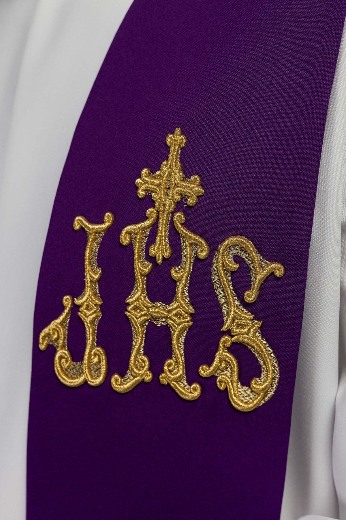 Estola sacerdotal roxa com cruz dourada bordada na ponta
