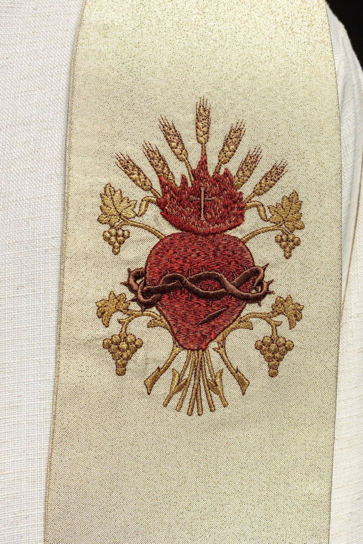 Estola dourada bordada com close-up do Sagrado Coração e trigo