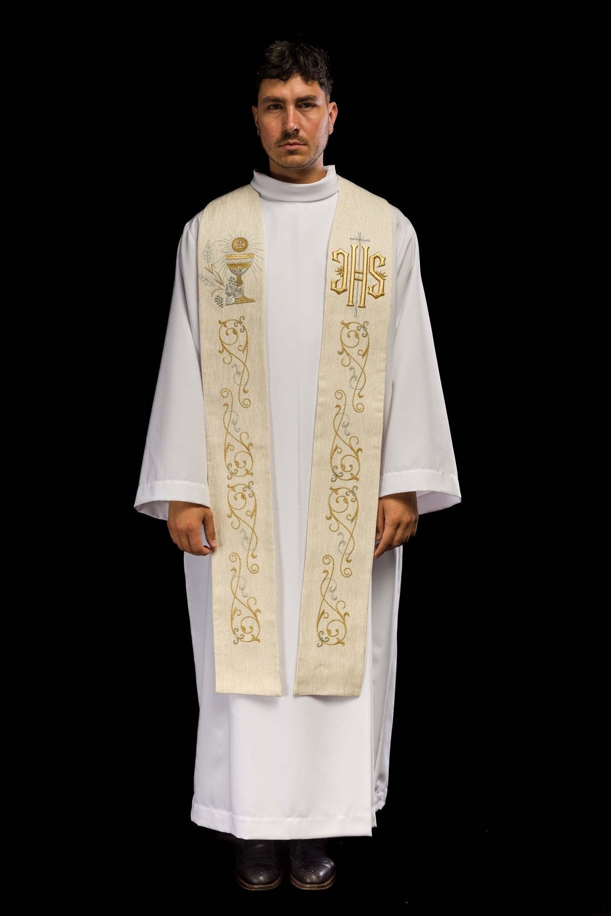 Estola sacerdotal creme, vista frontal completa com bordados dourados