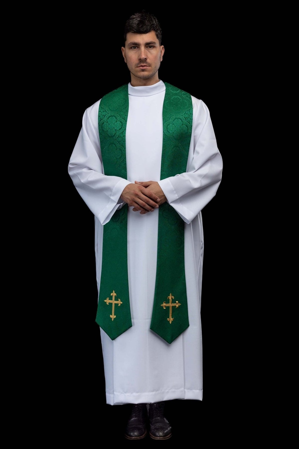 Estola sacerdotal bordada com motivo de cruz em tecido jacquard verde, vista frontal vestida