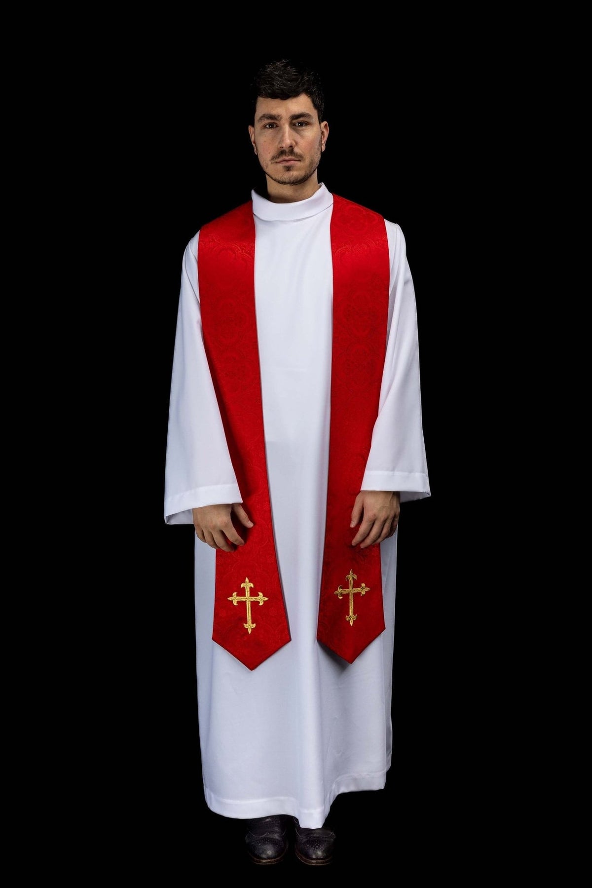 Estola sacerdotal bordada com motivo de cruz em tecido jacquard vermelho, vista frontal vestida
