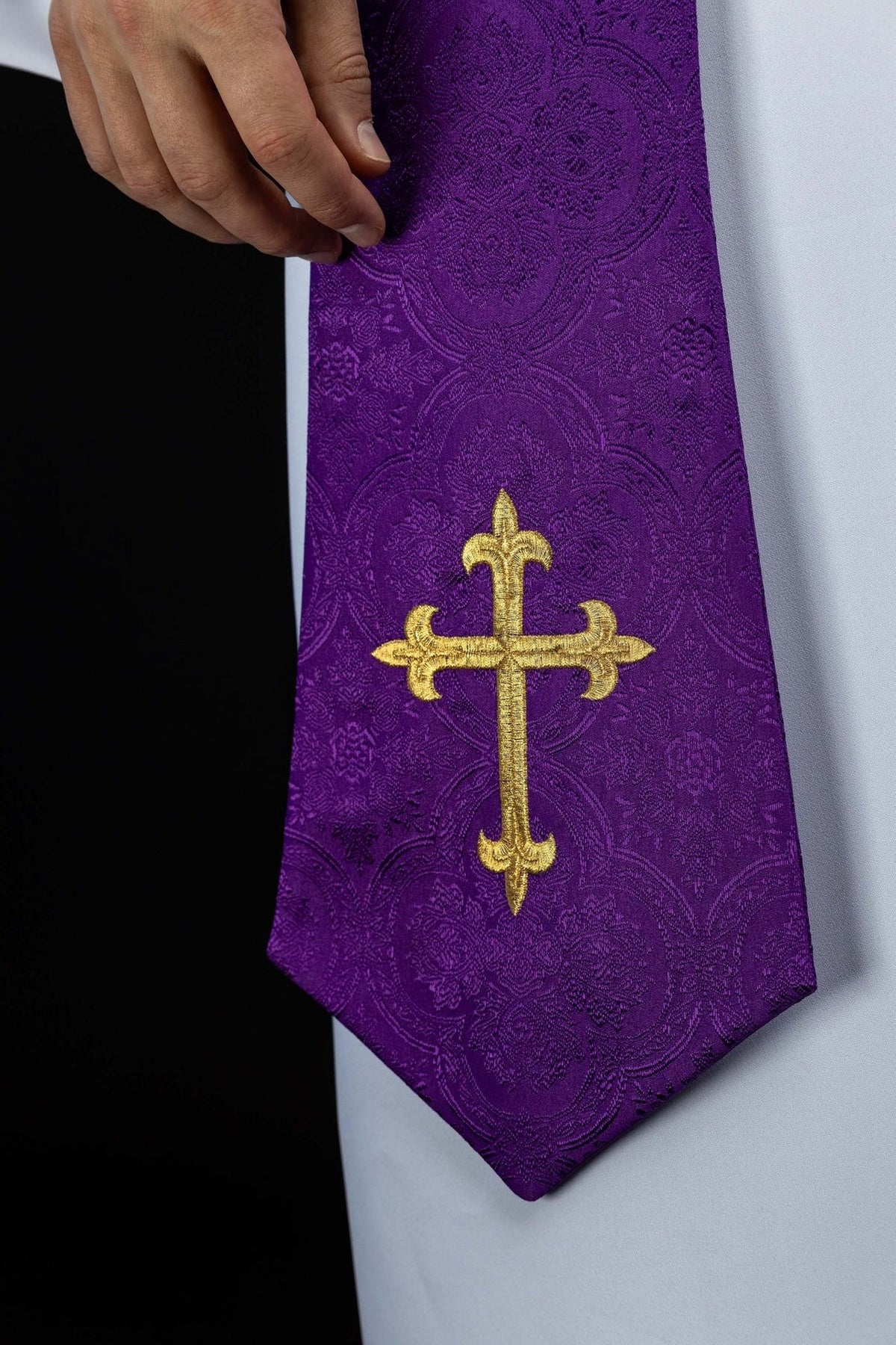 Estola sacerdotal roxa em tecido jacquard, close-up do bordado dourado de cruz