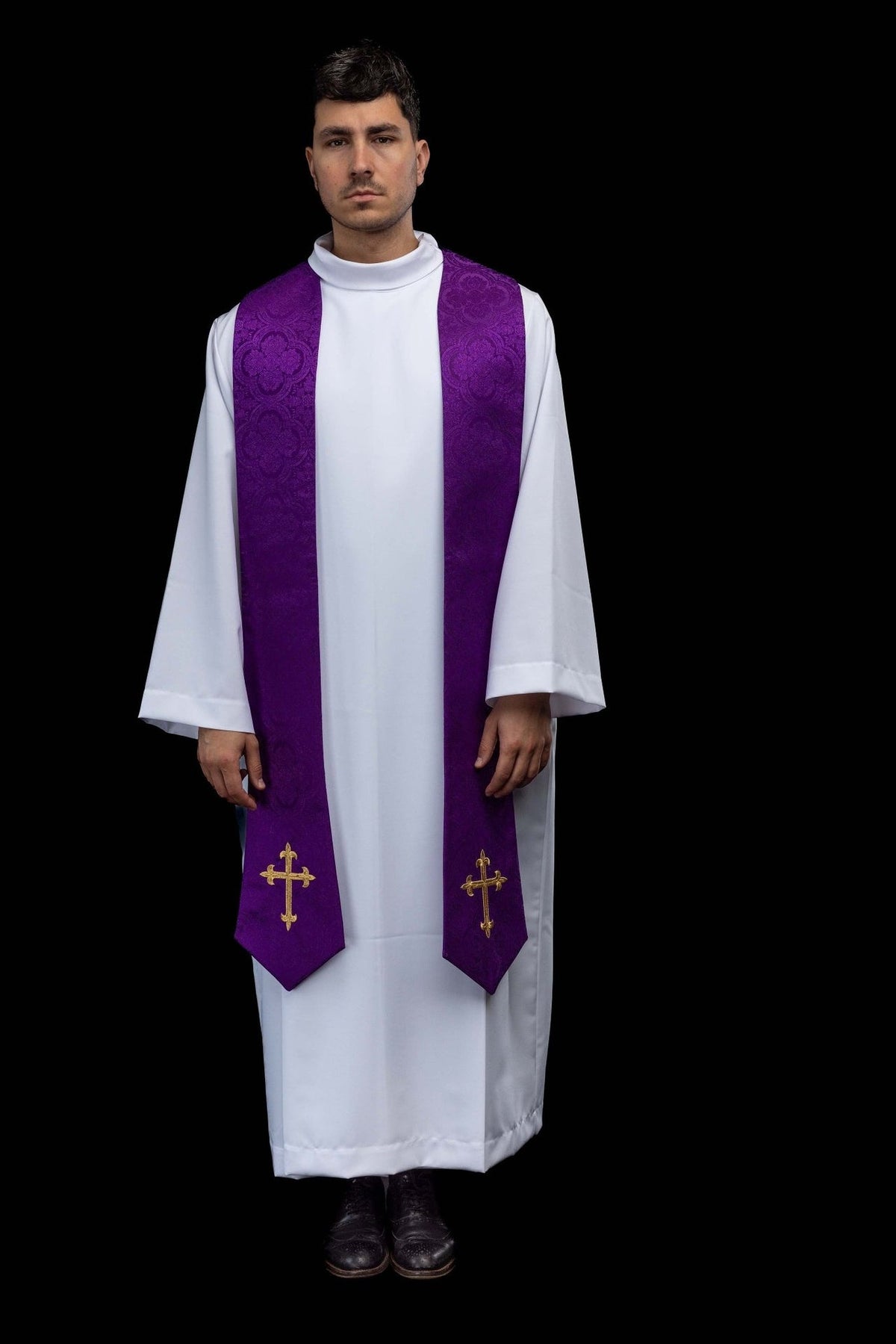 Estola sacerdotal roxa em tecido jacquard, vista frontal completa com duas cruzes douradas