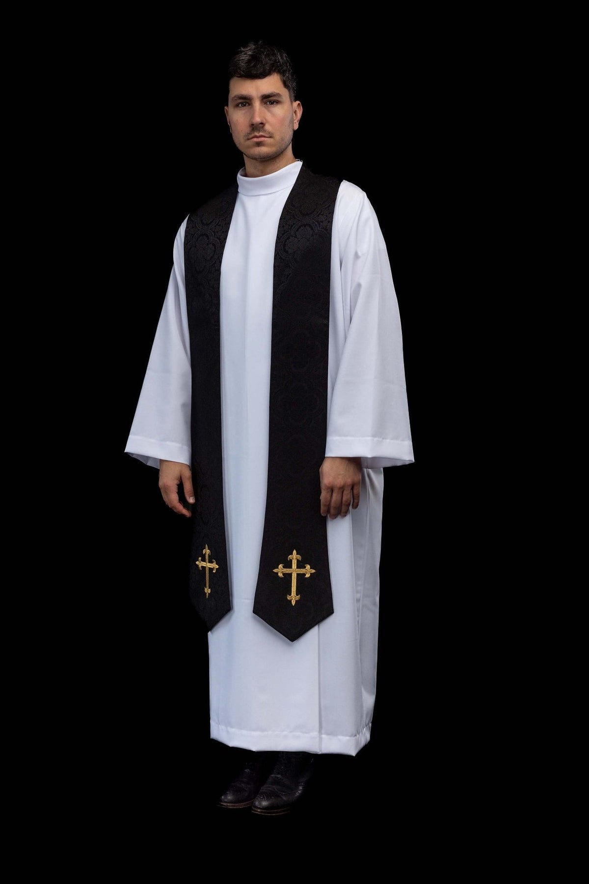 Estola sacerdotal preta em tecido jacquard, vista frontal lateral usada