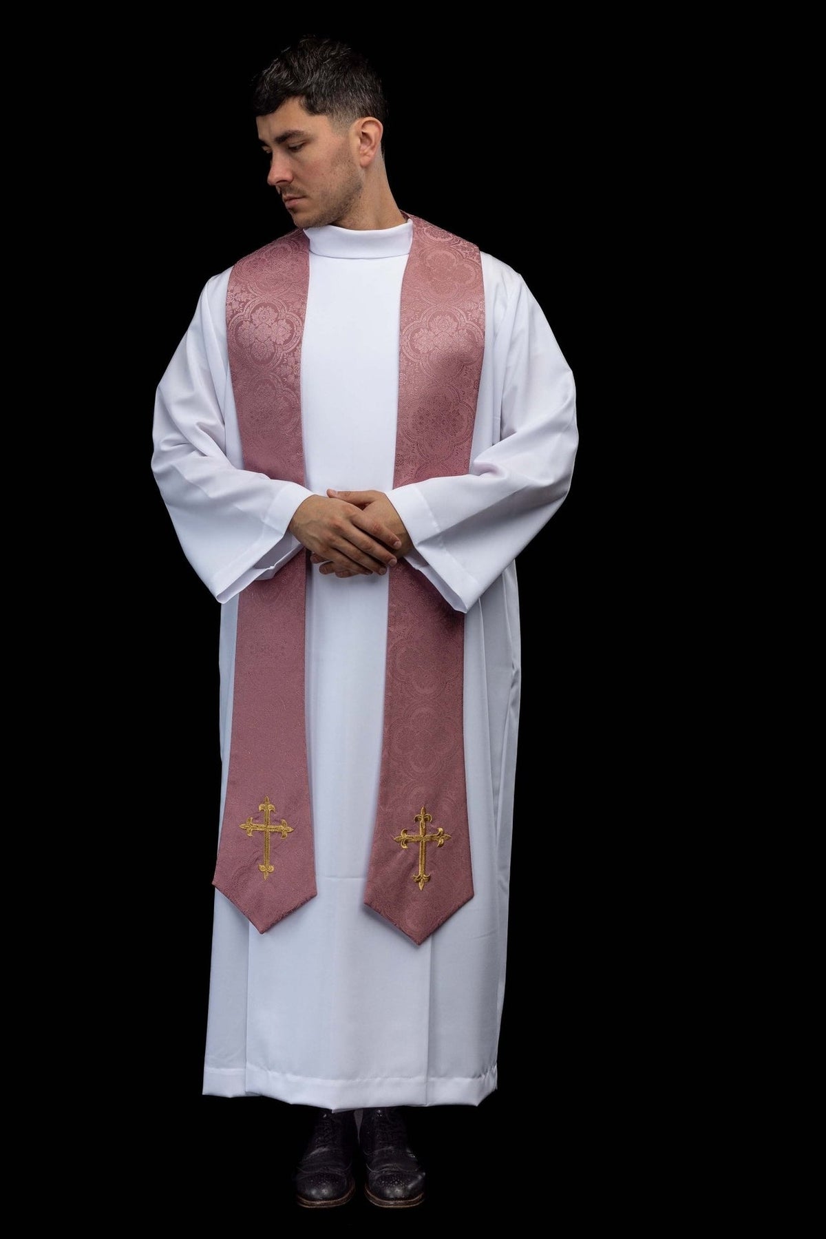 Estola sacerdotal bordada com motivo de cruz, na cor rosa, em tecido jacquard, vista frontal