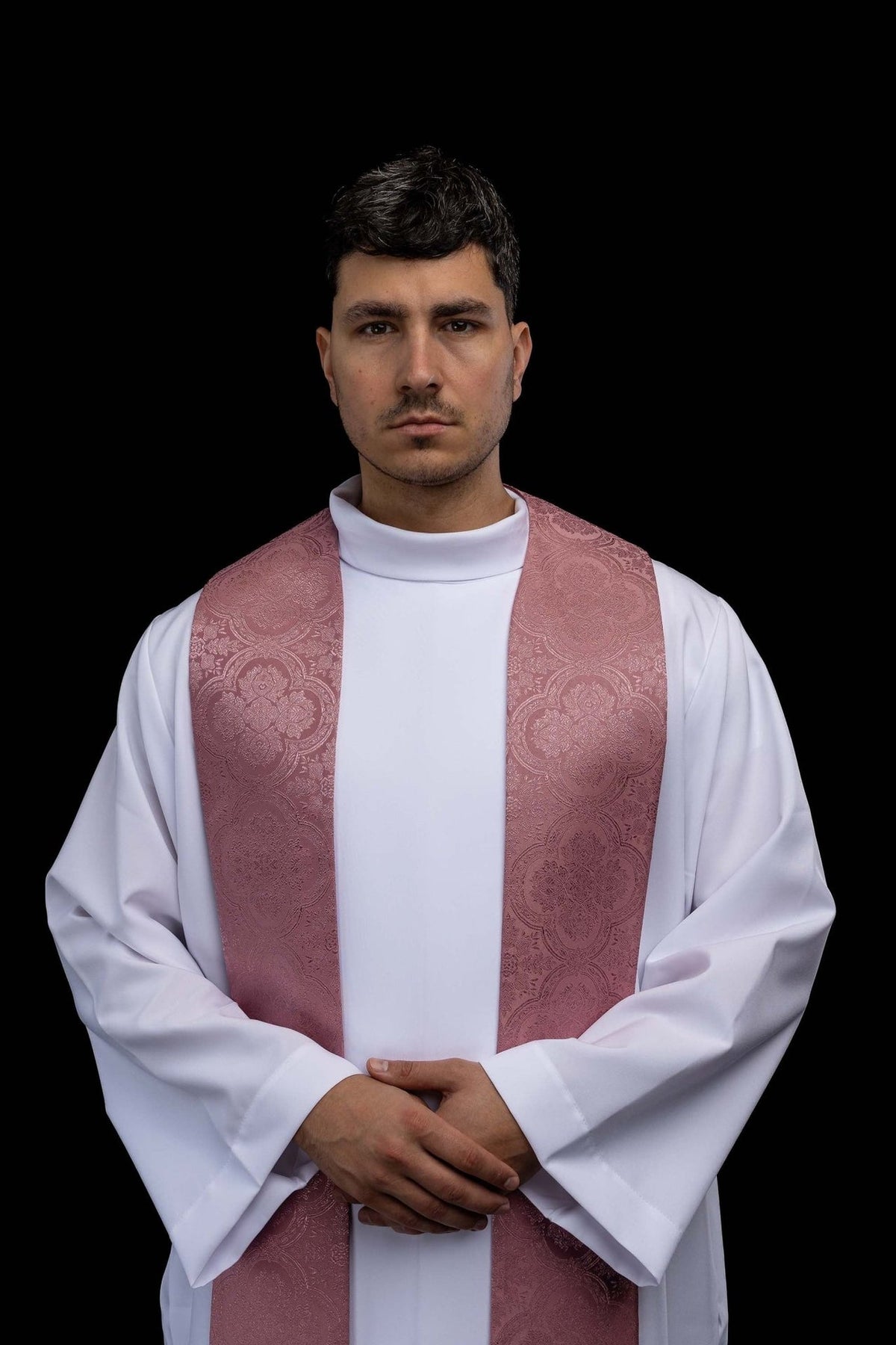 Estola sacerdotal rosa em tecido jacquard, vista frontal aproximada com motivos ornamentais