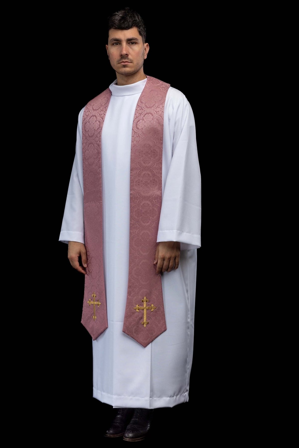 Estola sacerdotal rosa em tecido jacquard com cruz dourada, vista frontal em três quartos